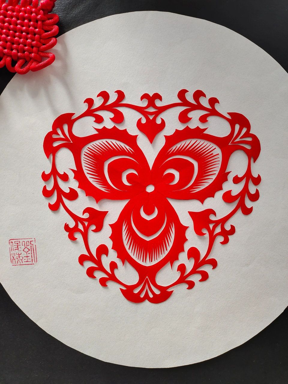 剪来剪去,感觉大家最喜欢的是团花系列 其实老师更擅长脱稿剪纸和神话