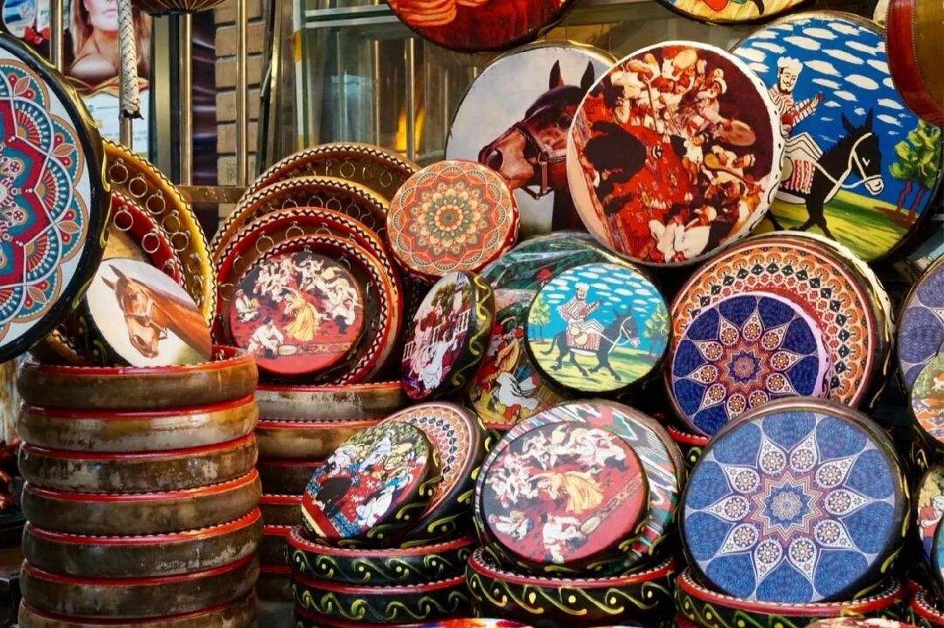 新疆手鼓 新疆手鼓又称达卜,是一种打击乐器,以徒手来演奏,是新疆各族