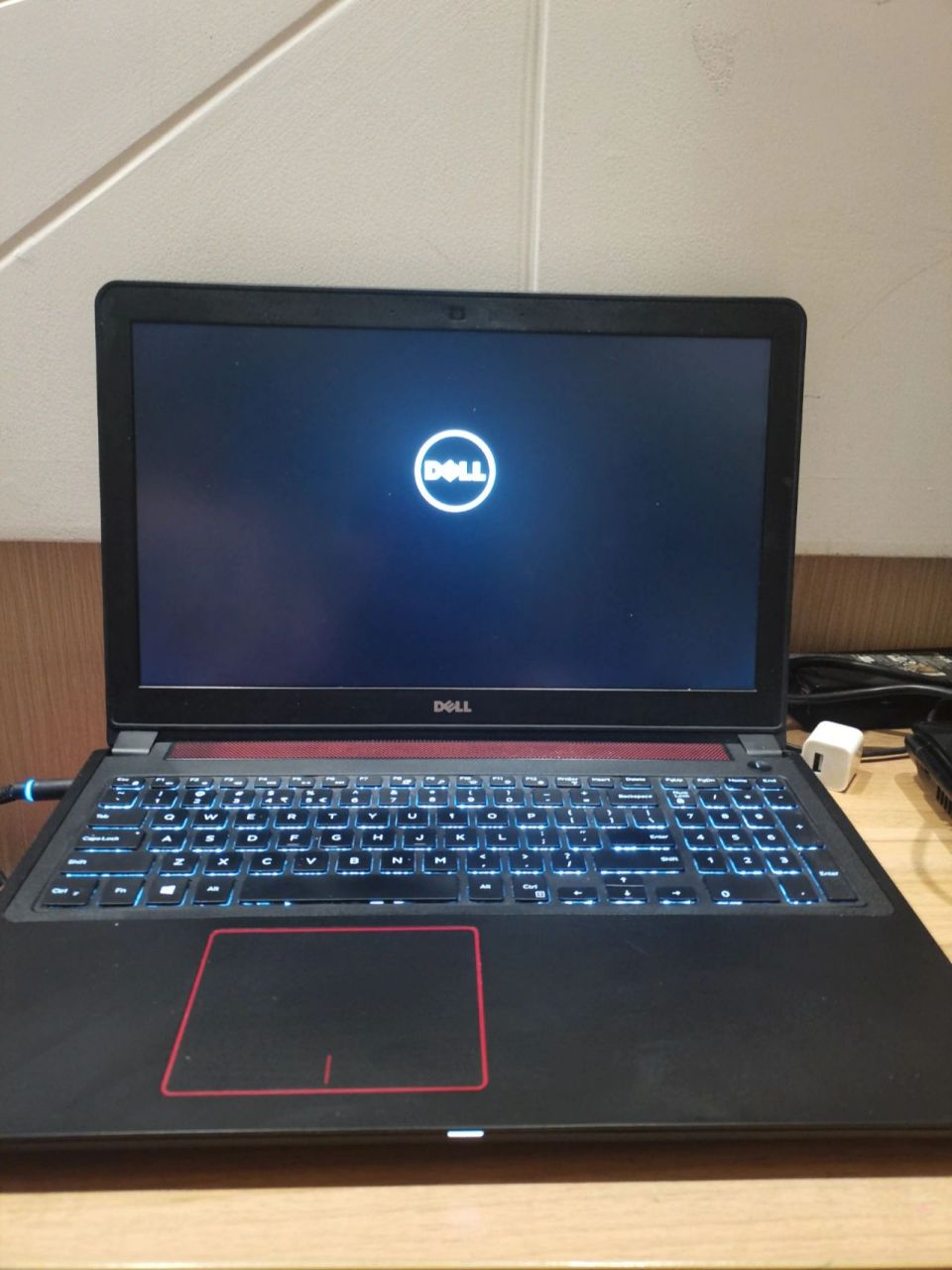 救命,戴尔游匣卡在开机界面启动不了了 周五带回来还是好好的,今天