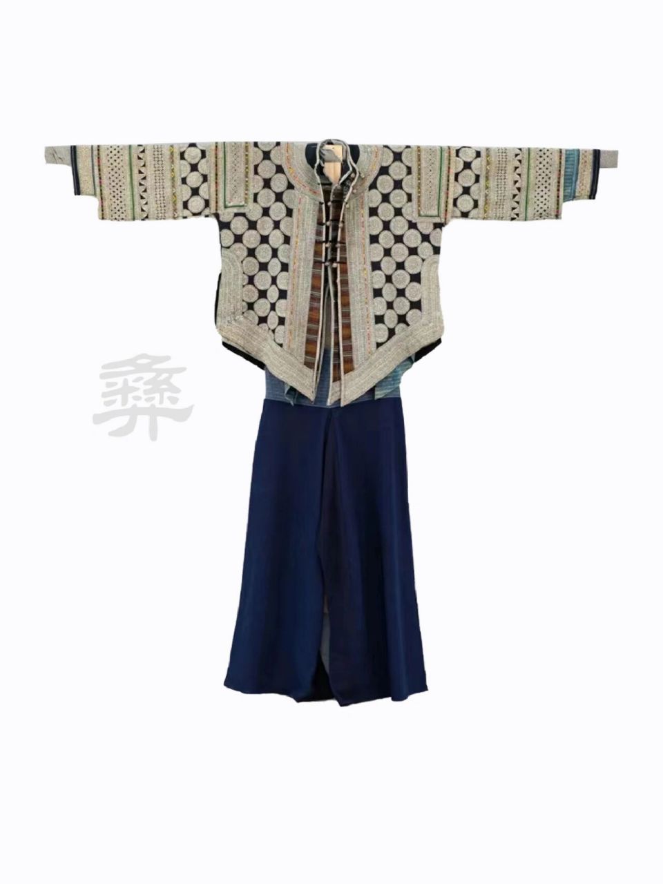 云南文山麻栗坡县的彝族男衣,在制作技艺上,有别于彝族其他支系的服饰