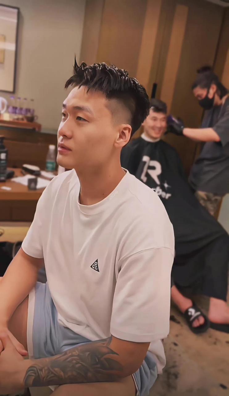 赵睿的新发型,就问你帅不帅[大金牙][大金牙][大金牙] 赵睿