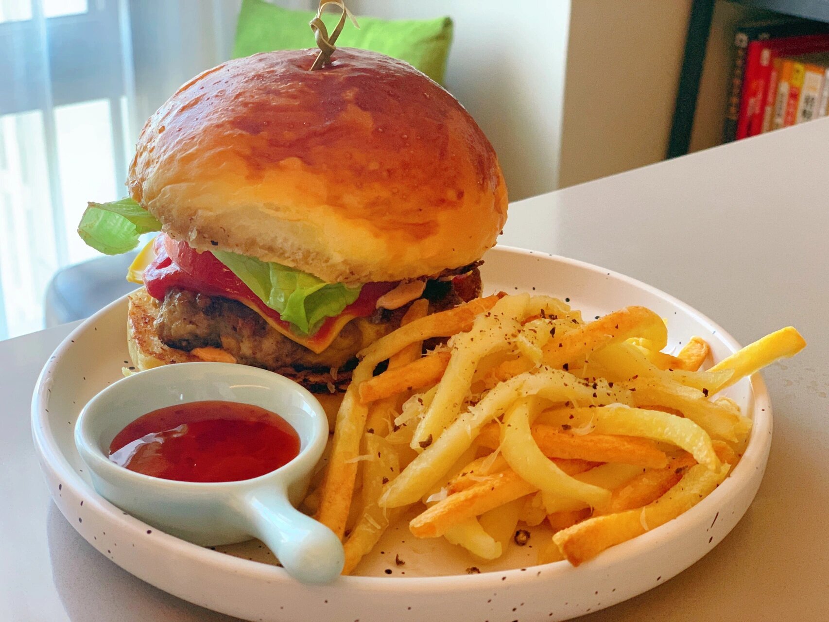 汉堡包 汉堡包是英语hamburger的音译,是一种发源于德国汉堡的食品,后