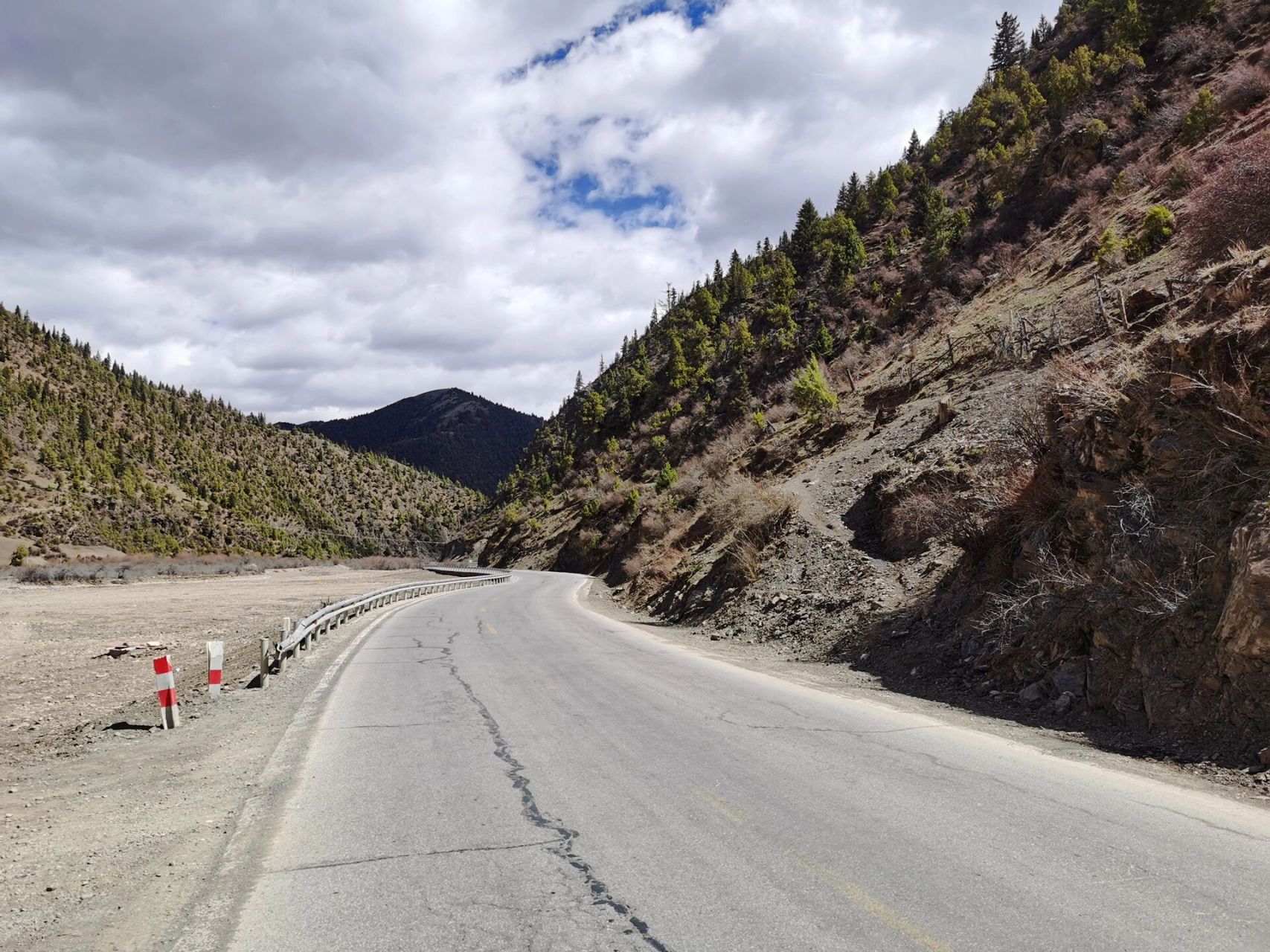 一个人的滇藏线 2 藏北下雪了 沿昌都一路向西,经214转317,车流依旧