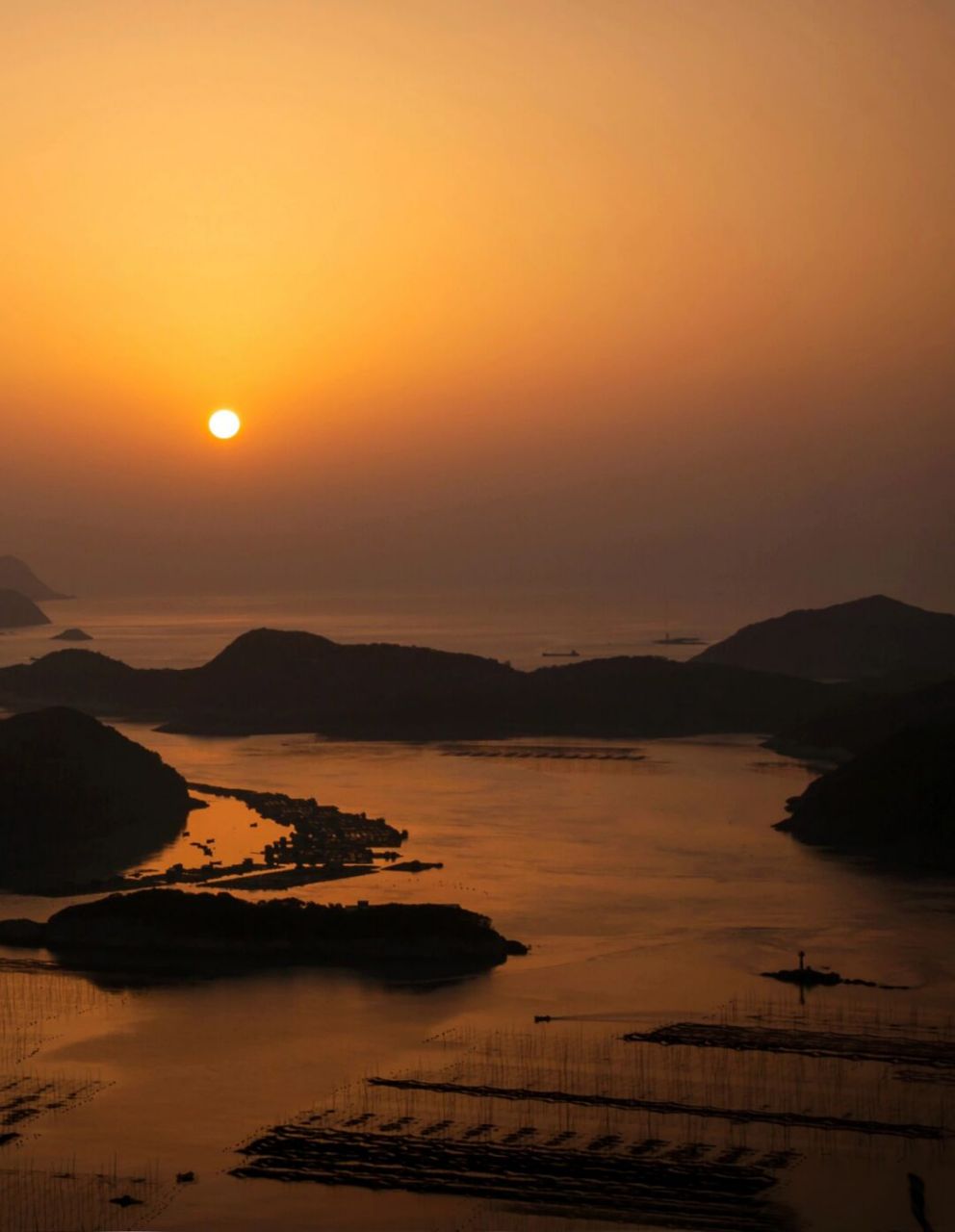 被鲜花包围的海边石头房,国家级看日出点 花竹村位于霞浦三沙,三面环