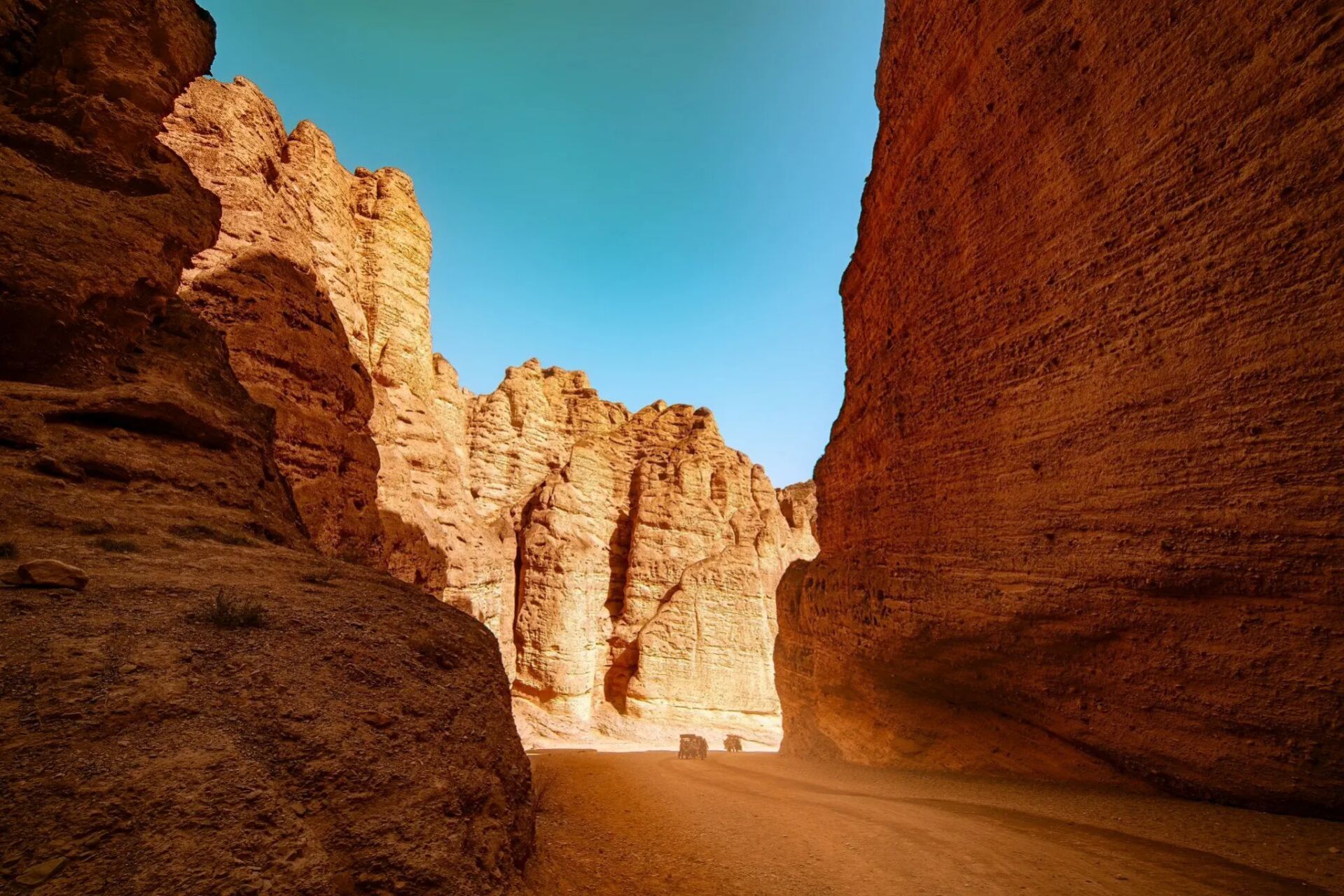 景泰黄河石林位于白银市景泰县中泉乡龙湾村.