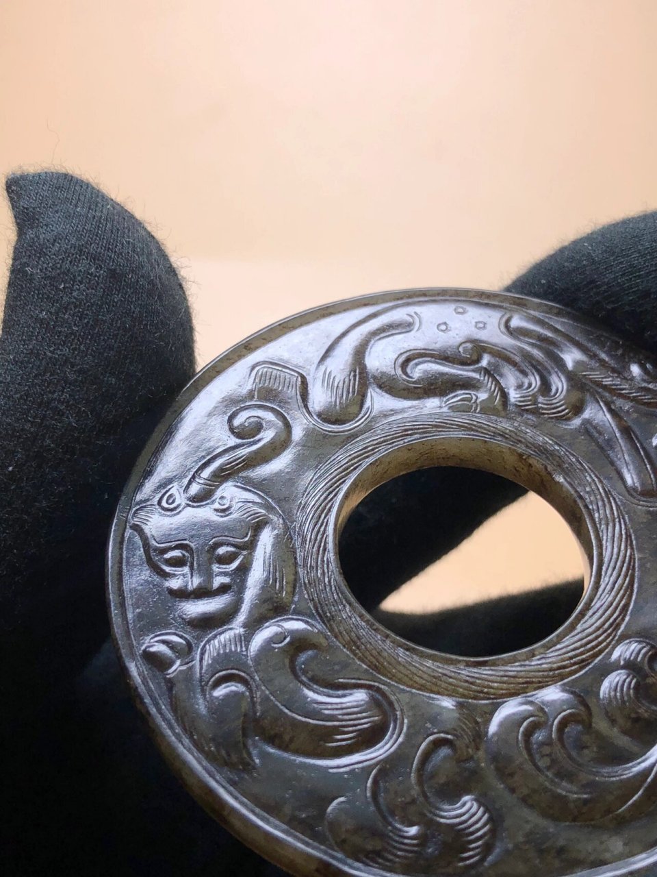 古玉之美——水银沁龙纹饰玉壁 料工型纹沁,五大要素.