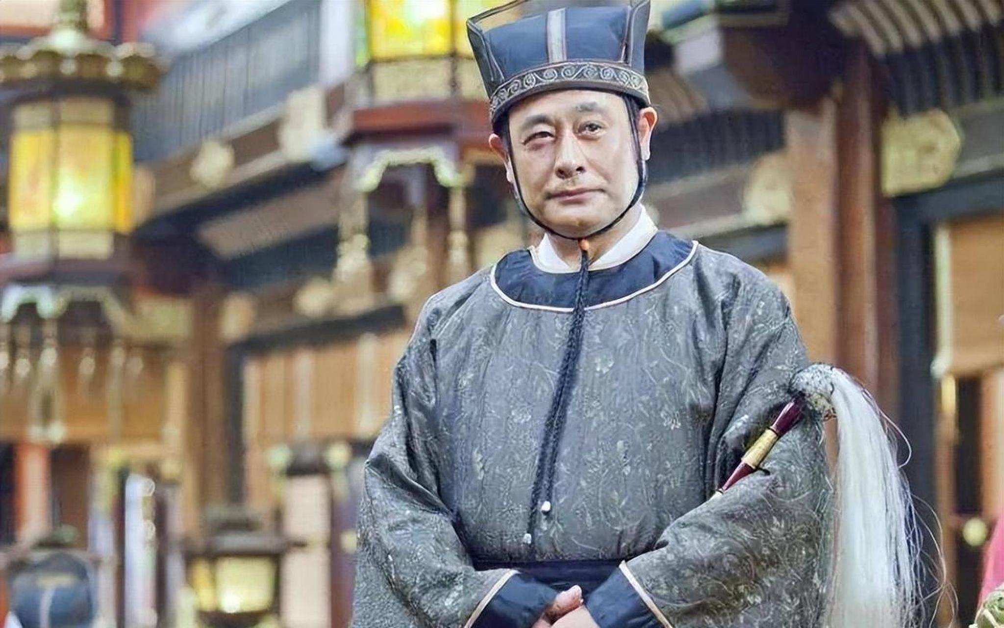 一番畅游后,刘䶮上岸晒日光浴,谁知他闭目享受时