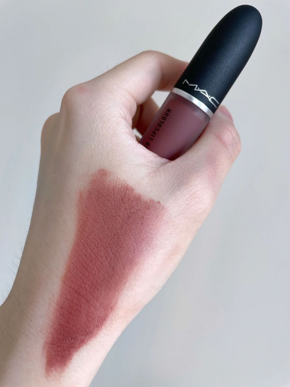 mac尤雾弹唇釉 #997 杏仁奶咖! 加了点带着灰调的紫!