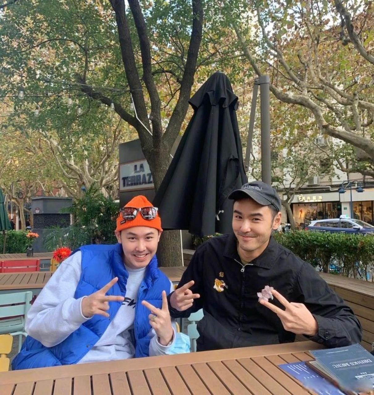 阮经天和他弟弟的长相失之毫厘差之千里,所以说能当明星的都是中了