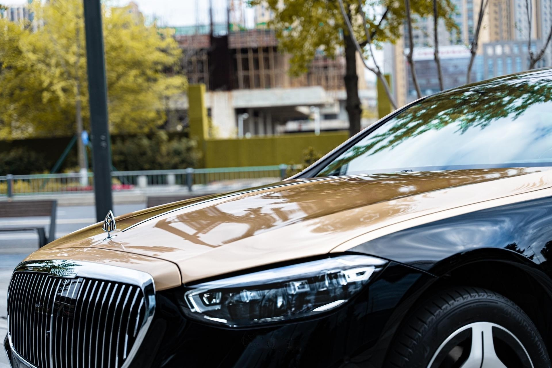 大佬座驾奔驰迈巴赫s480双拼改色太霸气.