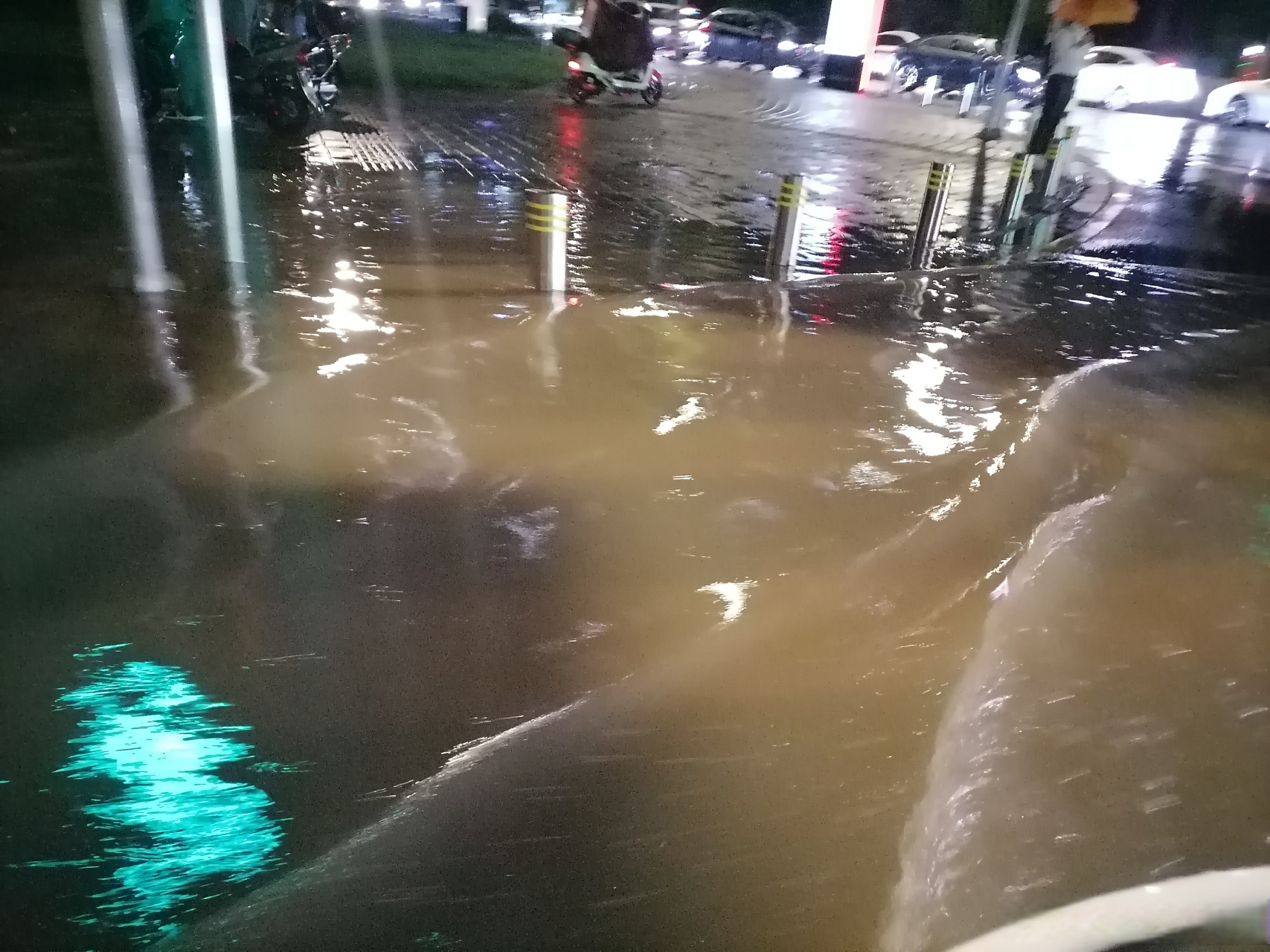 上海暴雨#实拍上海苏州大暴雨,上海启动防汛防台三级响应,4000多万沪