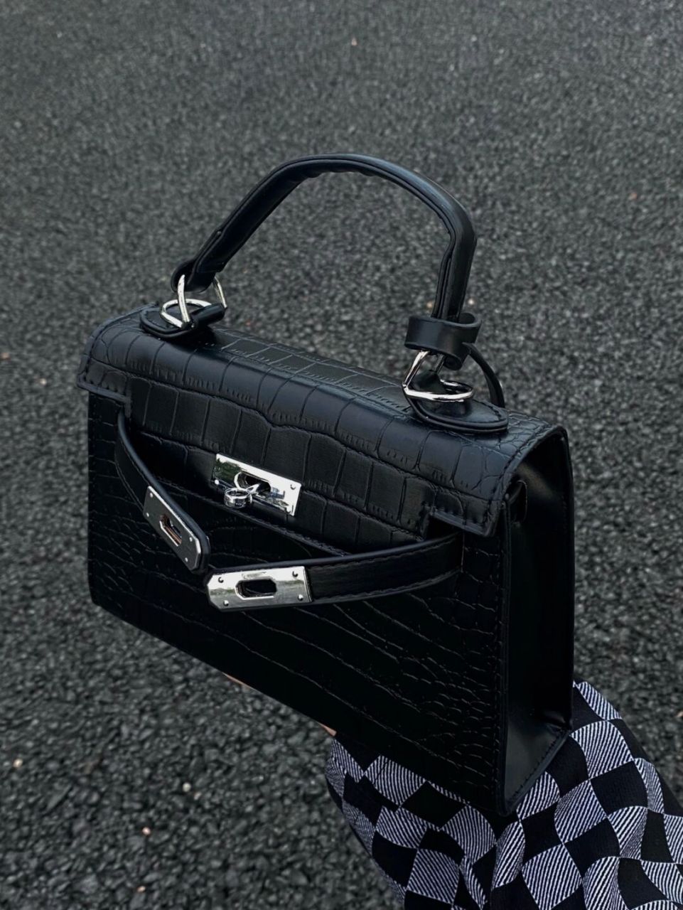 很酷的黑色凯莉包 特别百搭[偷笑] 有点磨砂那种质感 很高级 包型很正