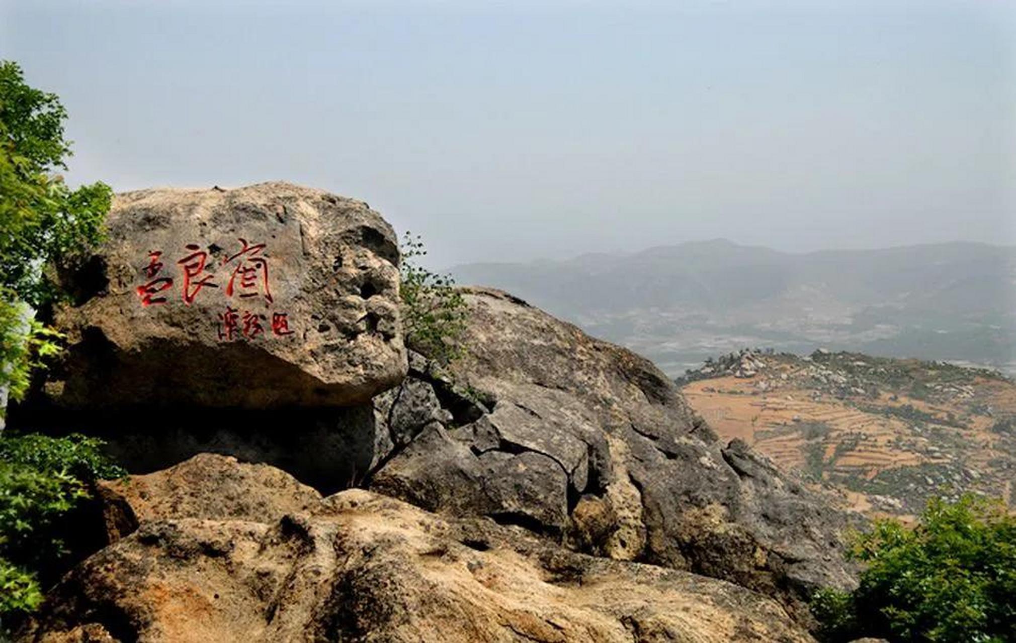 孟良崮,位于山东省蒙阴县东南与沂南县西南交界处
