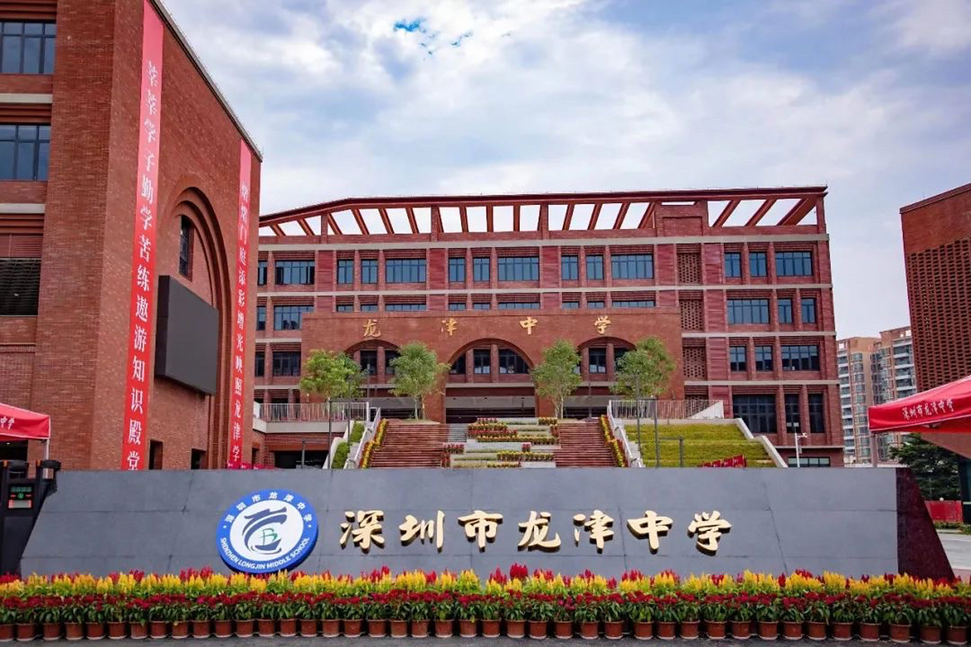 学习上:龙津中学一天早上早读和5节课(7:10-12:00)下午4节课(2:15-5