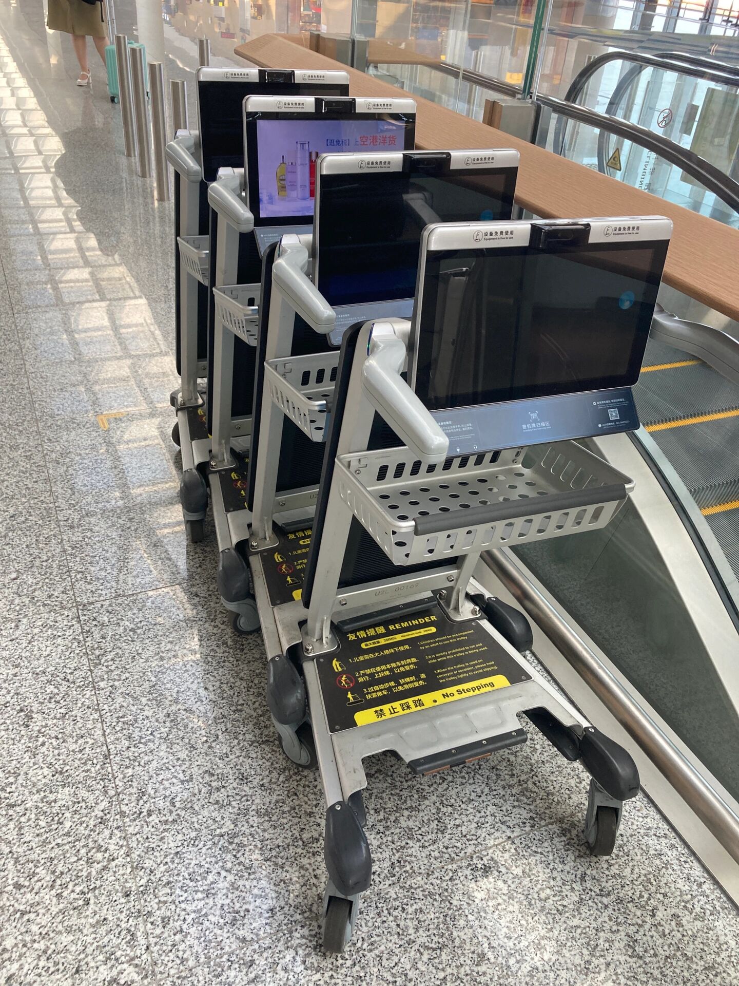 美兰机场的手推车,怎!么!用?这样用!
