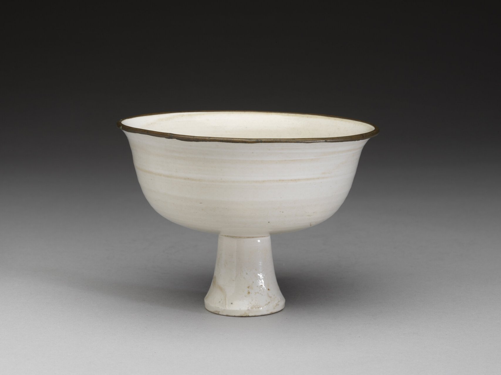 元霍州窑白瓷高足碗,台北故宫博物院藏 高8.4公分,口径11.