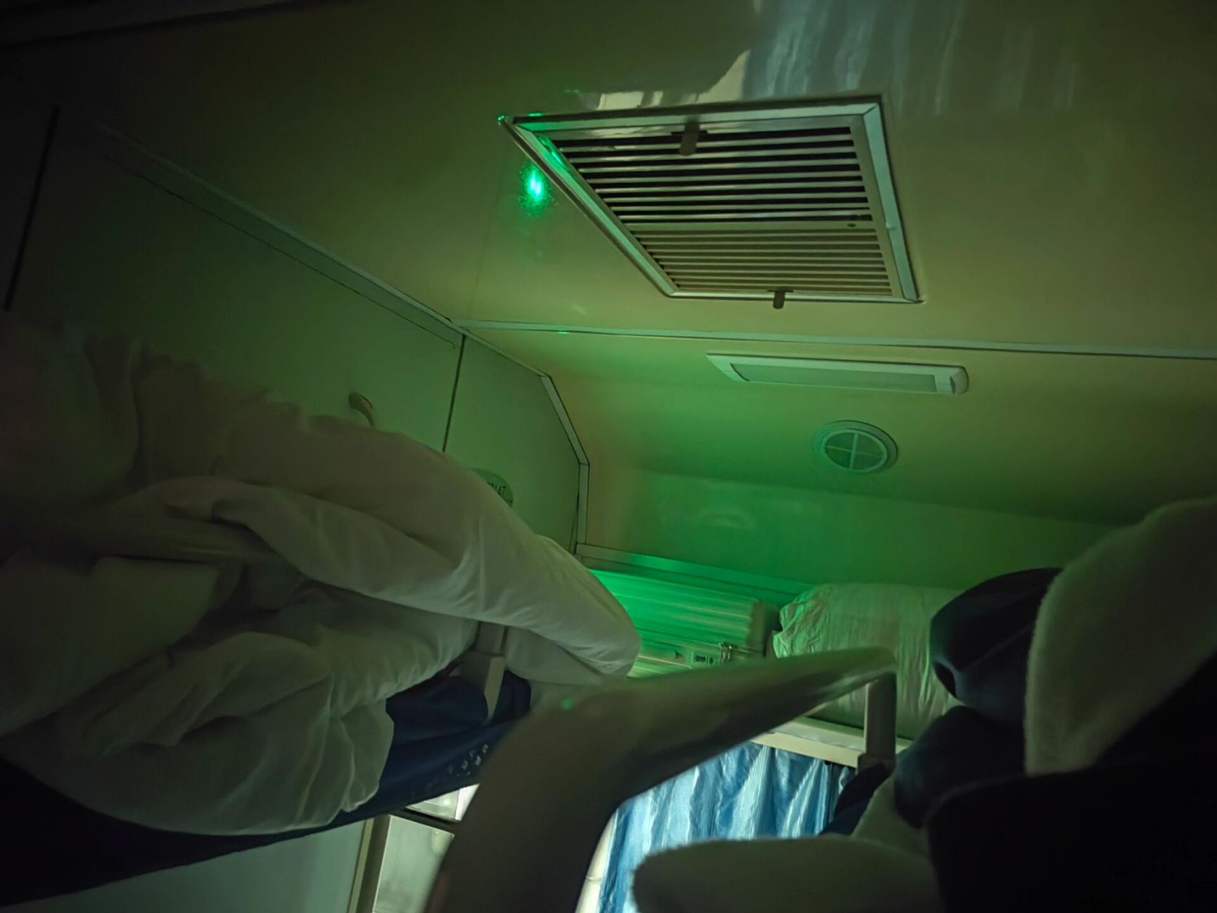 妈呀谁懂啊,这个火车的卧铺真的很反人类 第一次坐火车卧铺,还是上铺