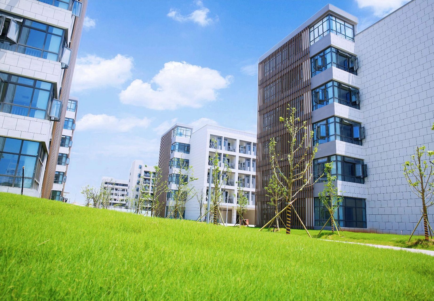 江西现代职业技术学院新校区 这个校区是共青城校区,目前我校有三个校