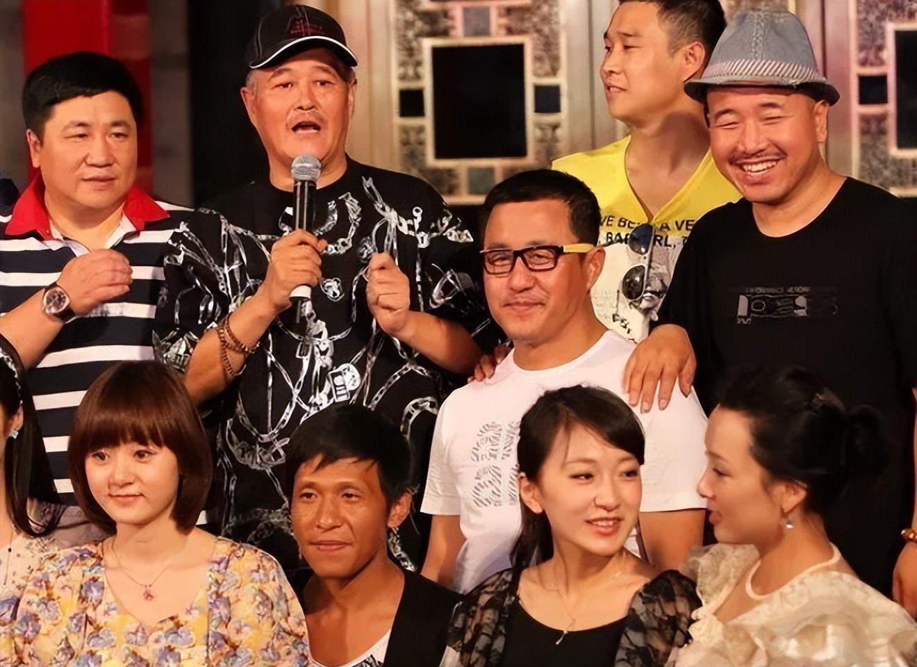 而他的弟子们也都是众所周知的,他们曾经都以为赵本山是他们的启蒙