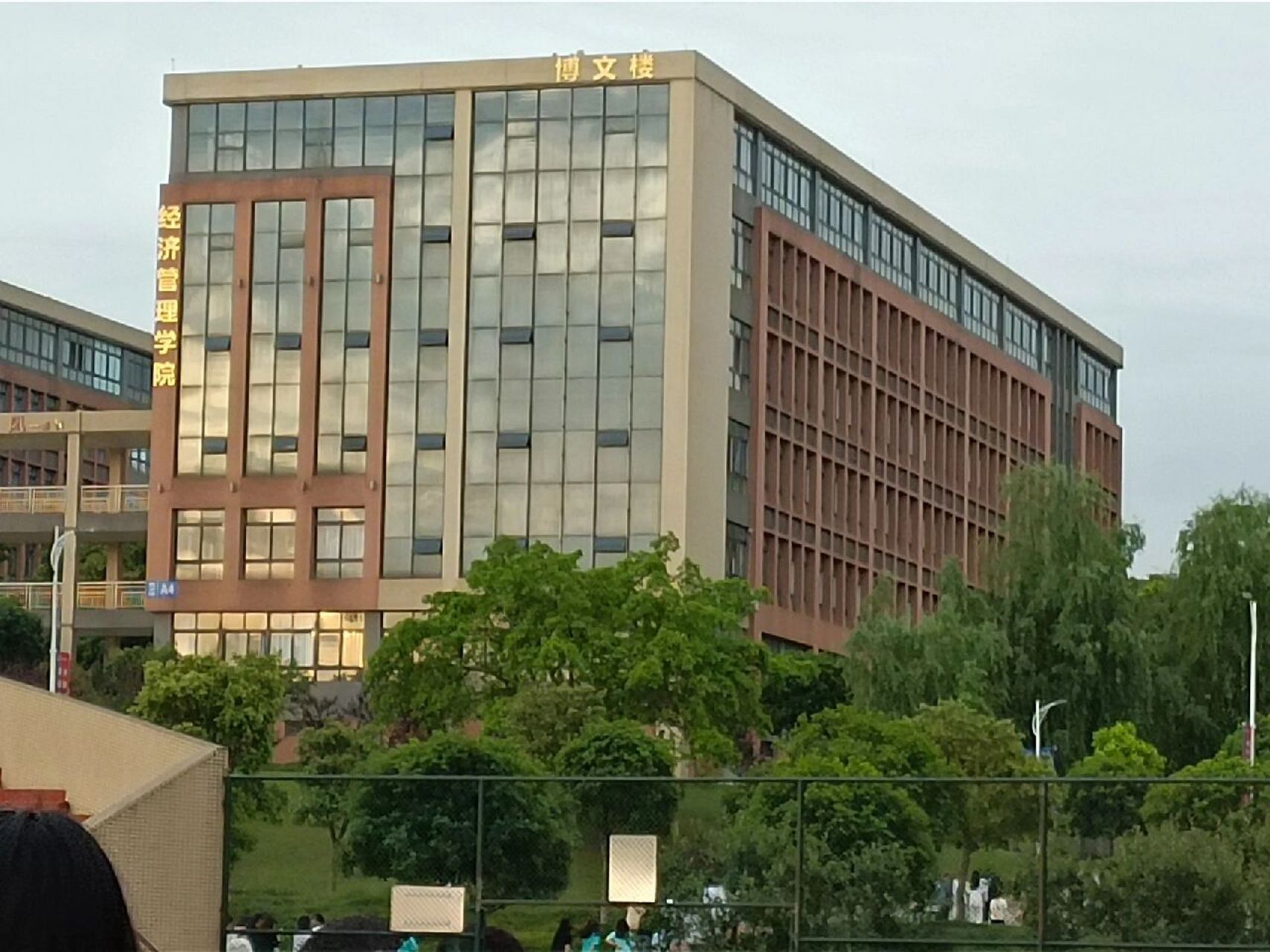 四川工商学院(眉山校区) 图一是学校的图书馆.