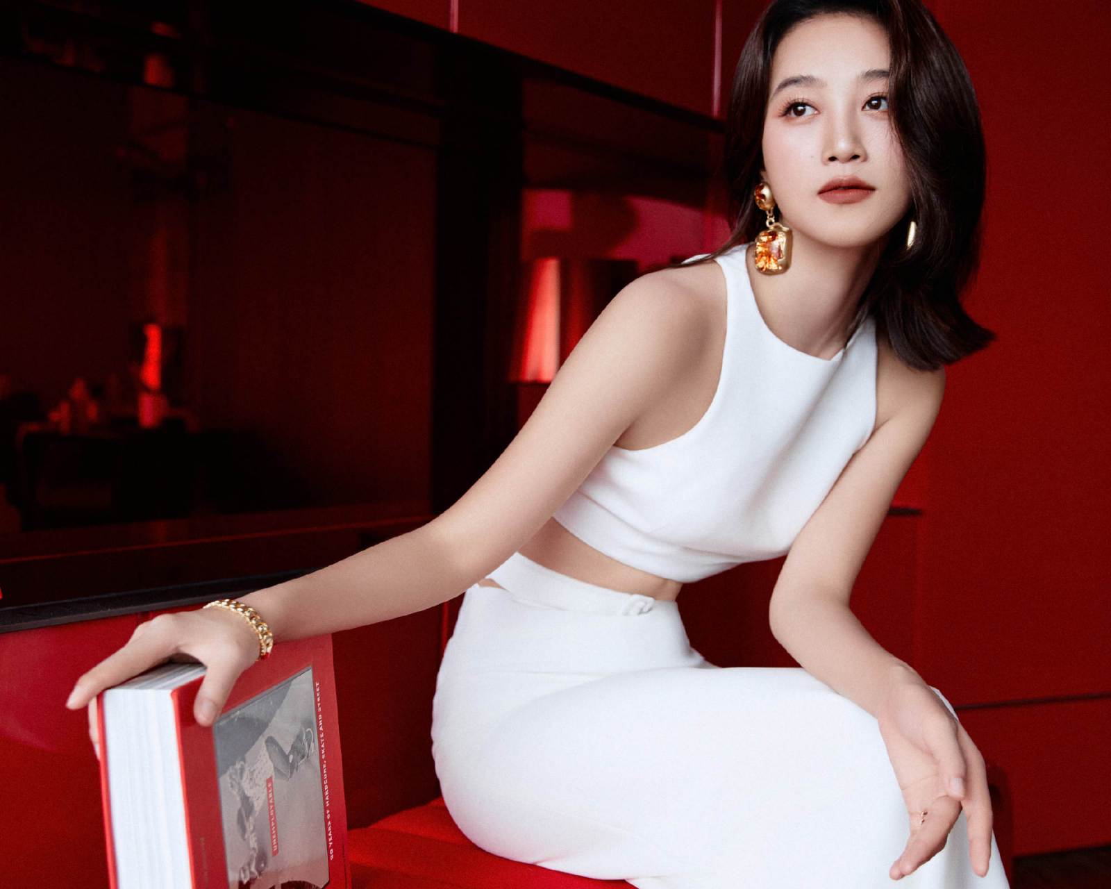 蓝盈莹写真大片:一身白色修身裙装,干练短发,朱唇点缀,婀娜多姿,明艳