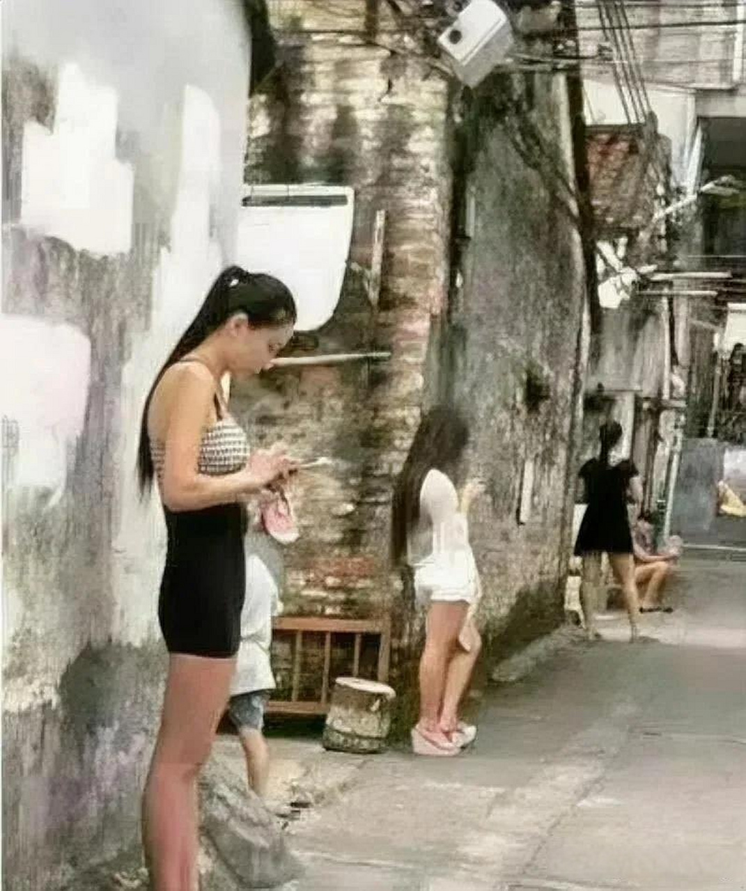 真是三观尽毁,记者暗访城中村卖淫,居然明码标价,还