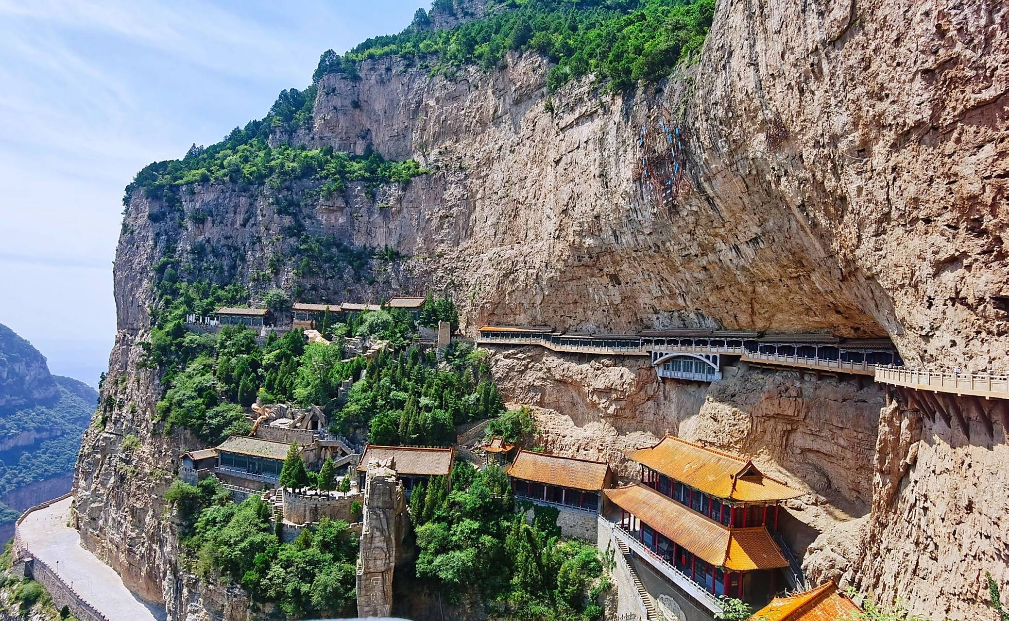 绵山打卡 绵山是围绕着山体转的一个景区,绵山里面有很多景点,区间车