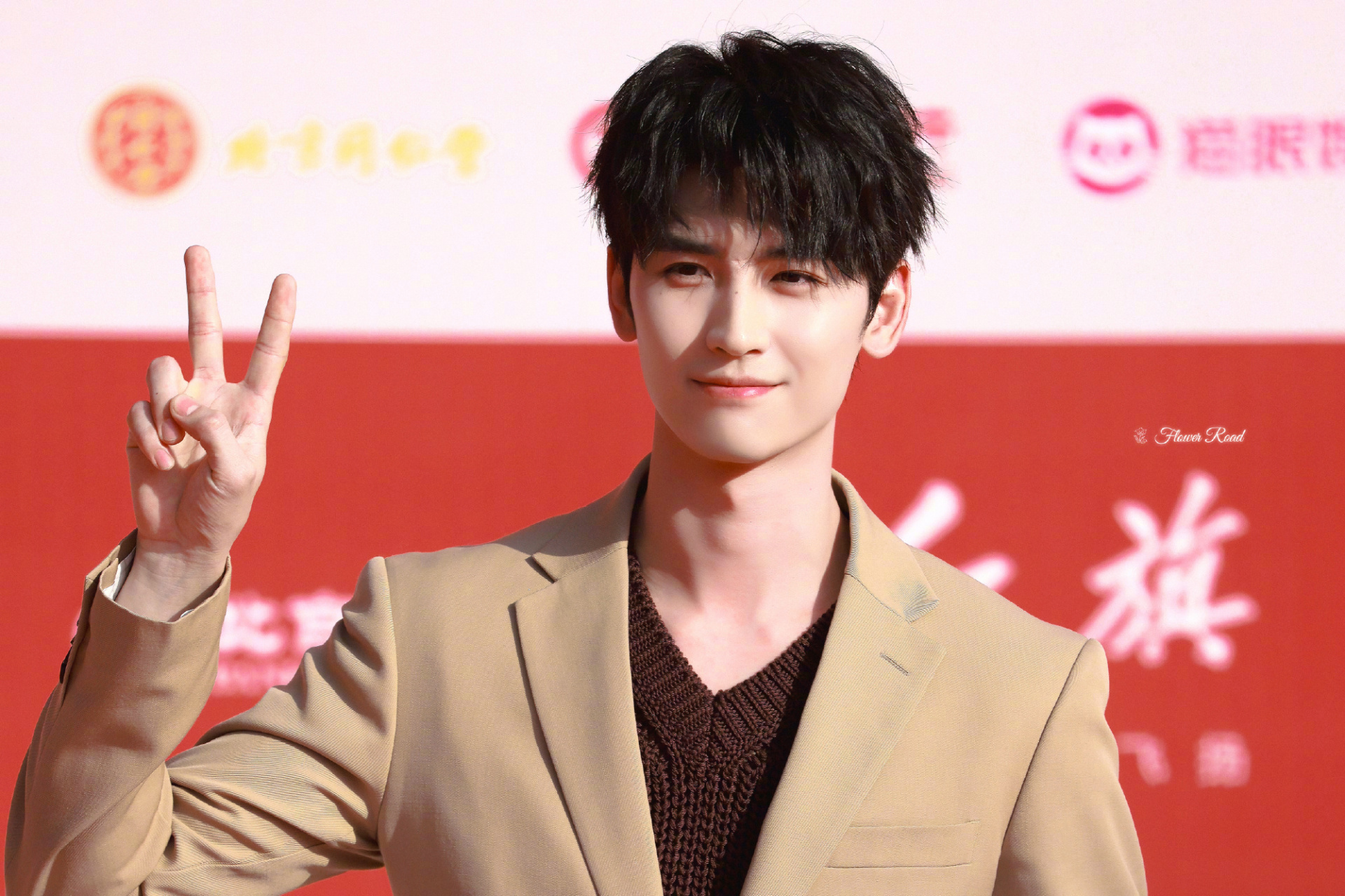 咪咕星鲜事##朱一龙黄俊捷北影节重聚# 黄俊捷h 的脸简直好看得让人