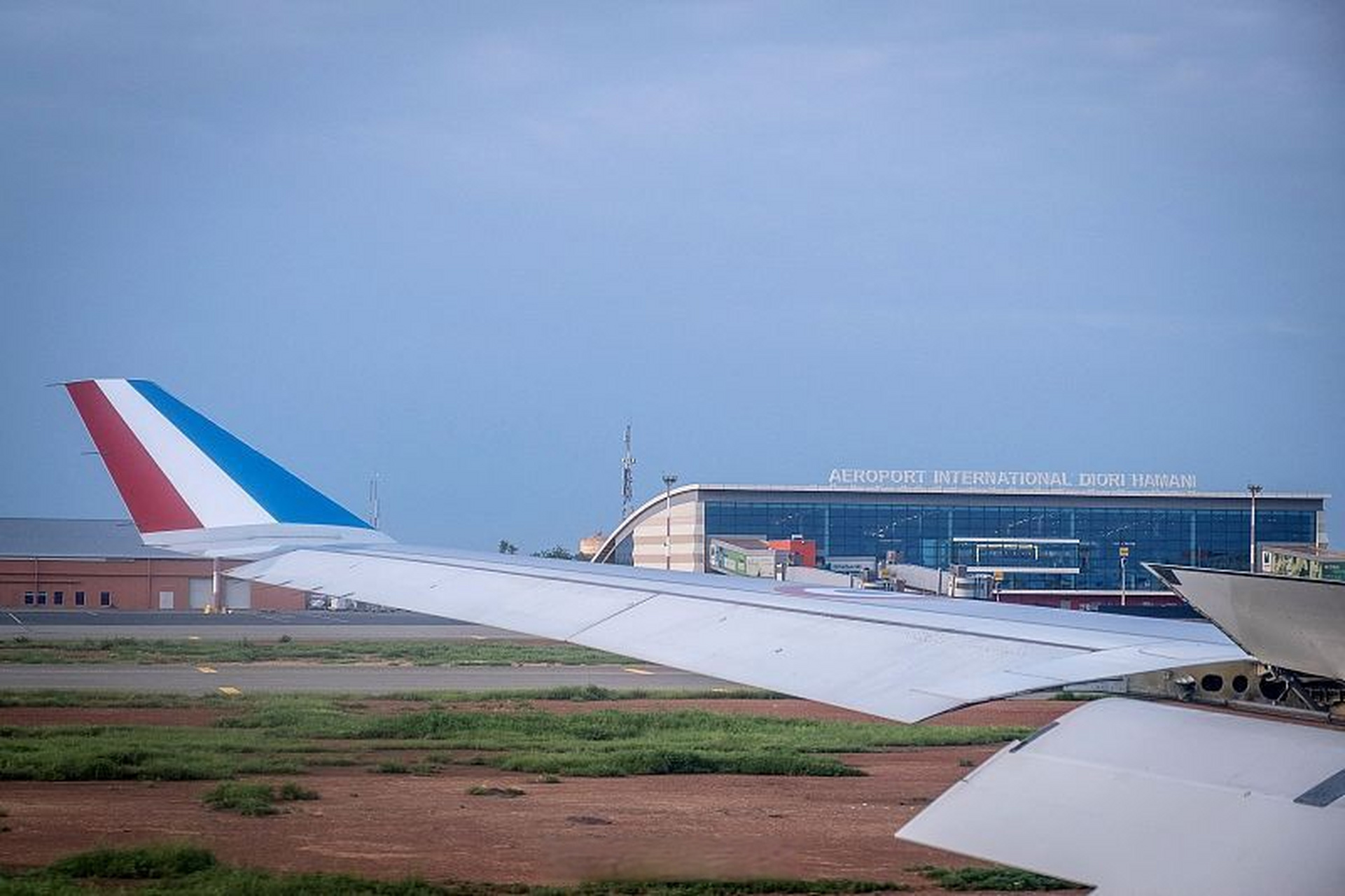 【#尼日尔军方宣布关闭领空#】当地时间8月6日晚,尼日尔军方称有外国