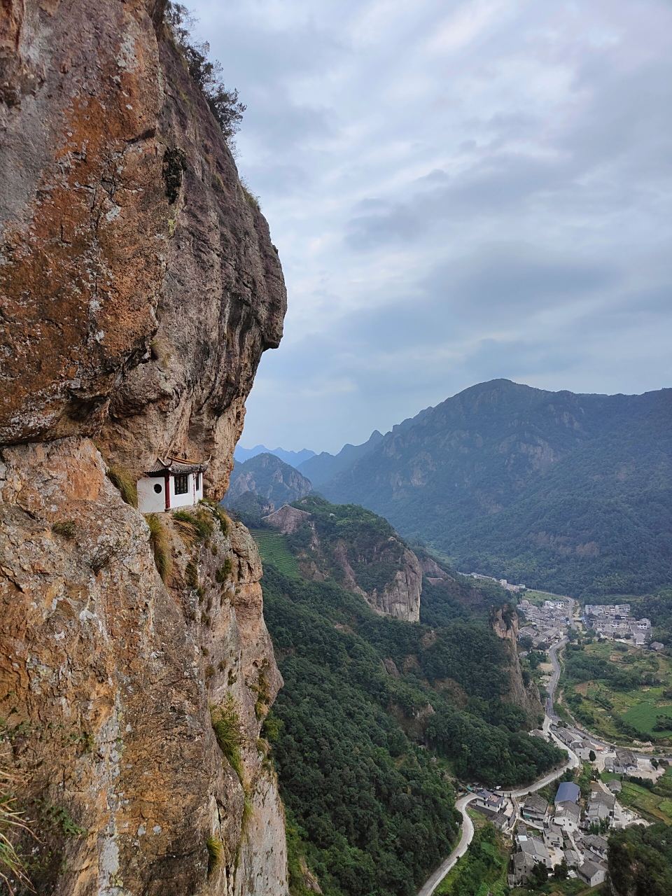 雁荡山方洞景区游览指引 属于雁荡山风景区景点之一(非三大景点),与