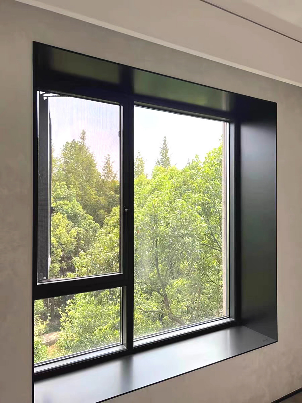 不锈钢窗套/极窄包边 不锈钢窗套落地效果,喷砂黑哑光 	 极简里必不可