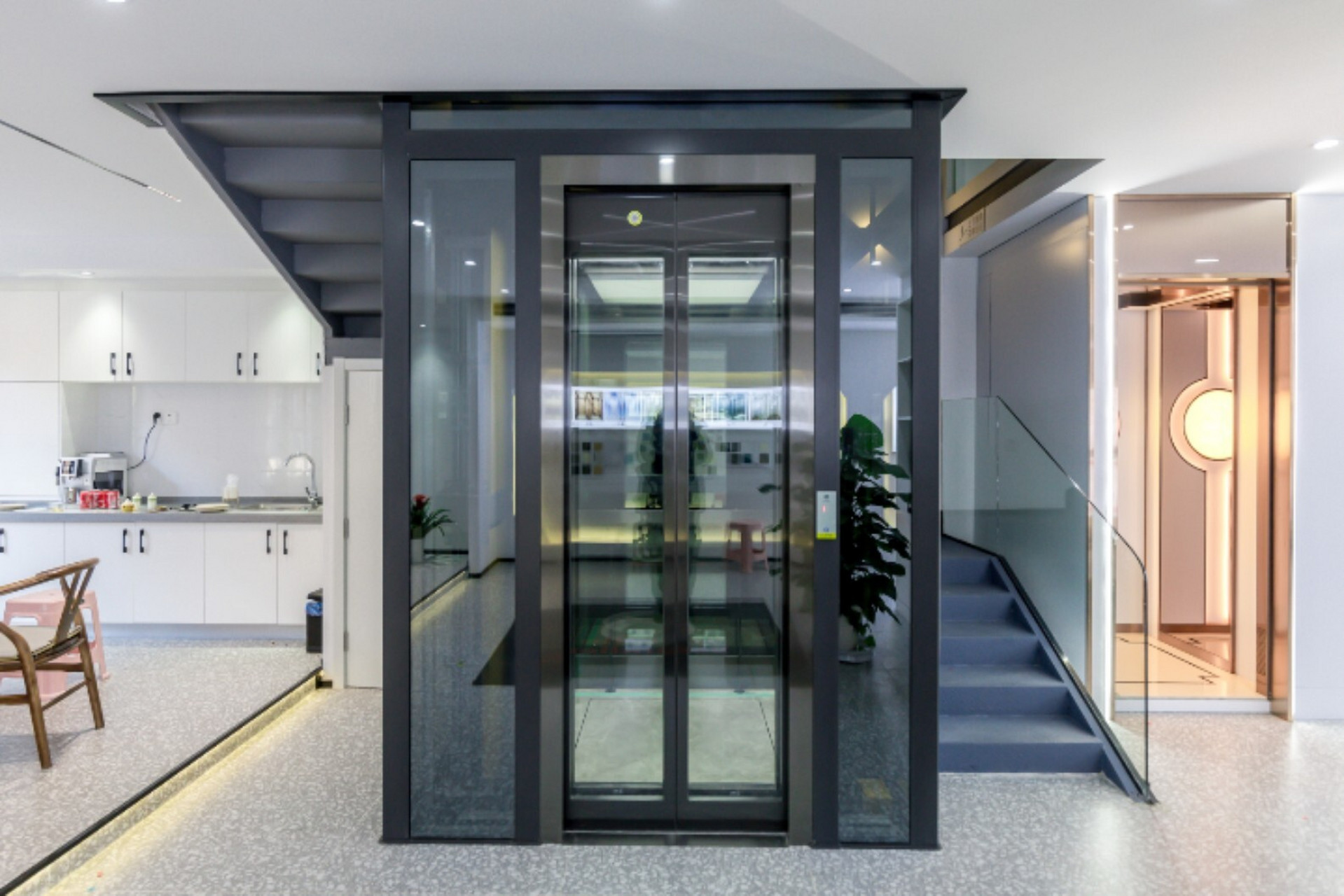 迅达别墅家用电梯 电梯在生活中以不同形式出现,在不同的情境下,电梯