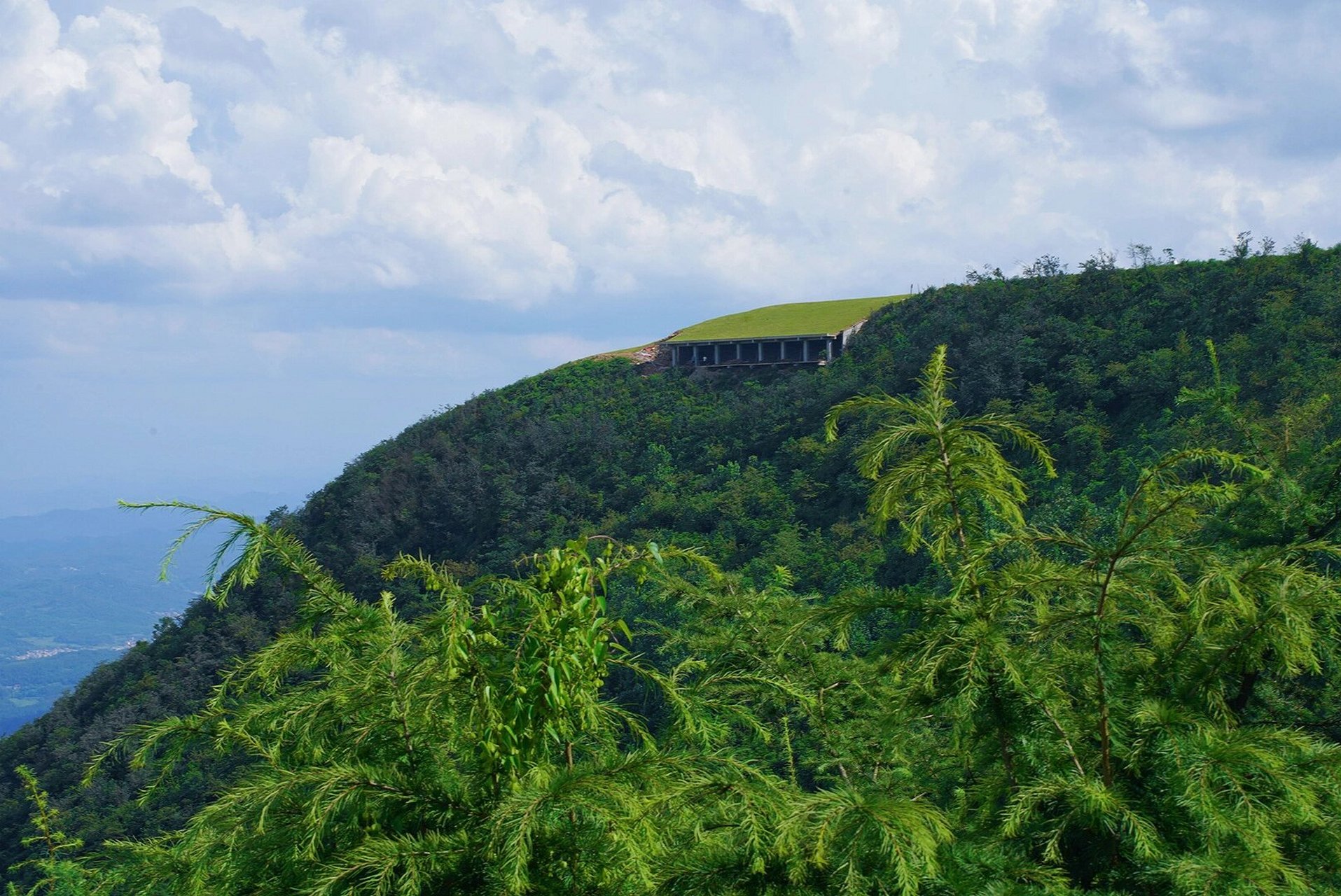 隆回大东山山顶滑翔伞基地起飞场,距离东山禅院只有800米左右,两斩技