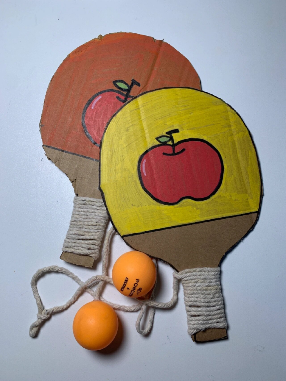 手工|自制体育器材乒乓球拍 材料: 废旧纸箱 勾线笔 剪刀 丙烯马克笔