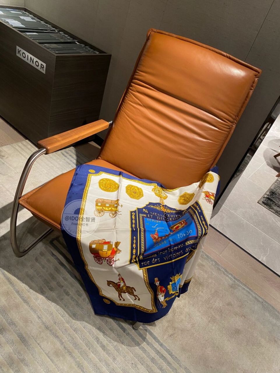 97celine丝巾马车 纪念19世纪法国皇家邮政 一开始就只被颜色吸引