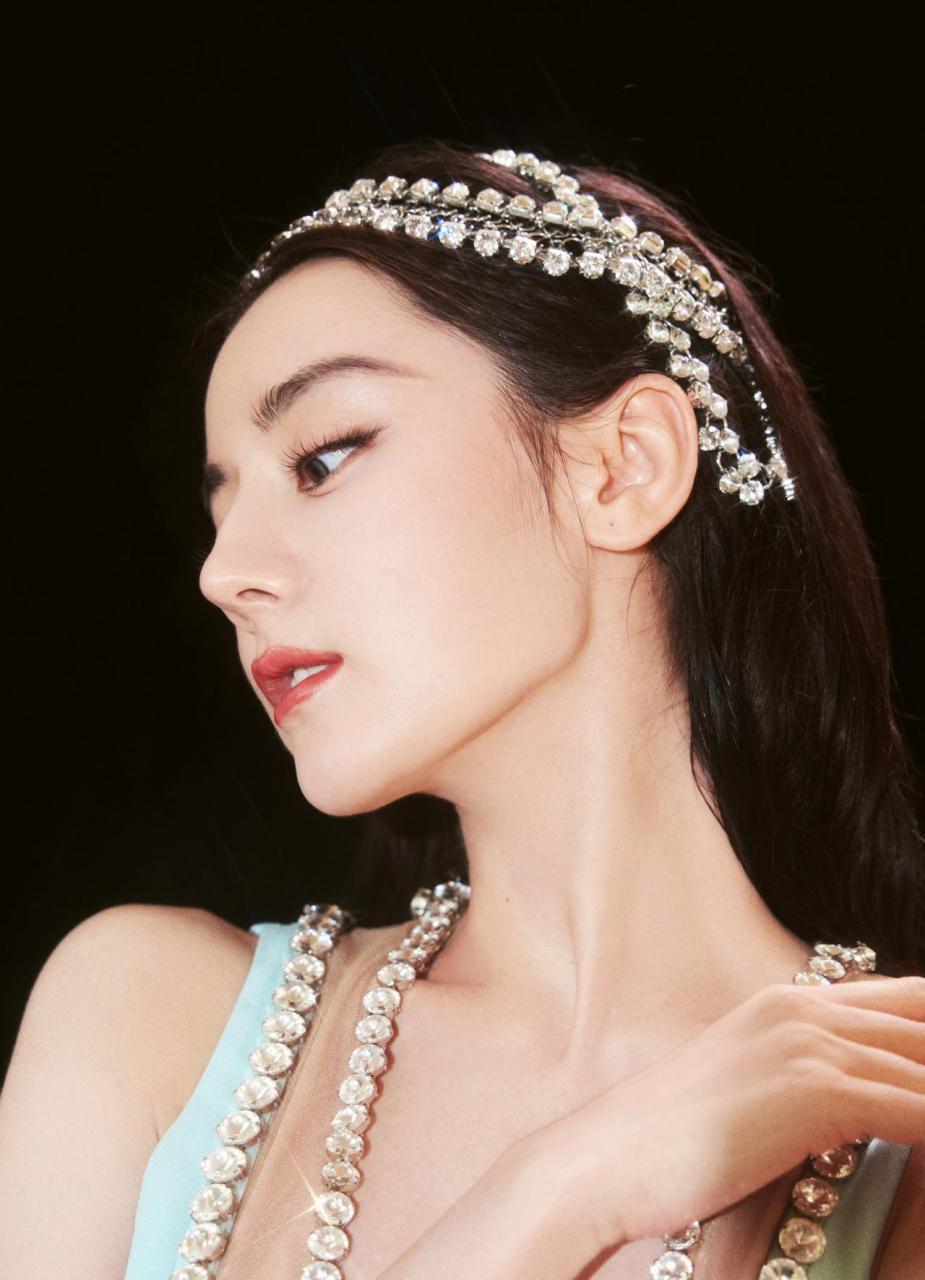 迪丽热巴,可以说是西域第一美女了吧.