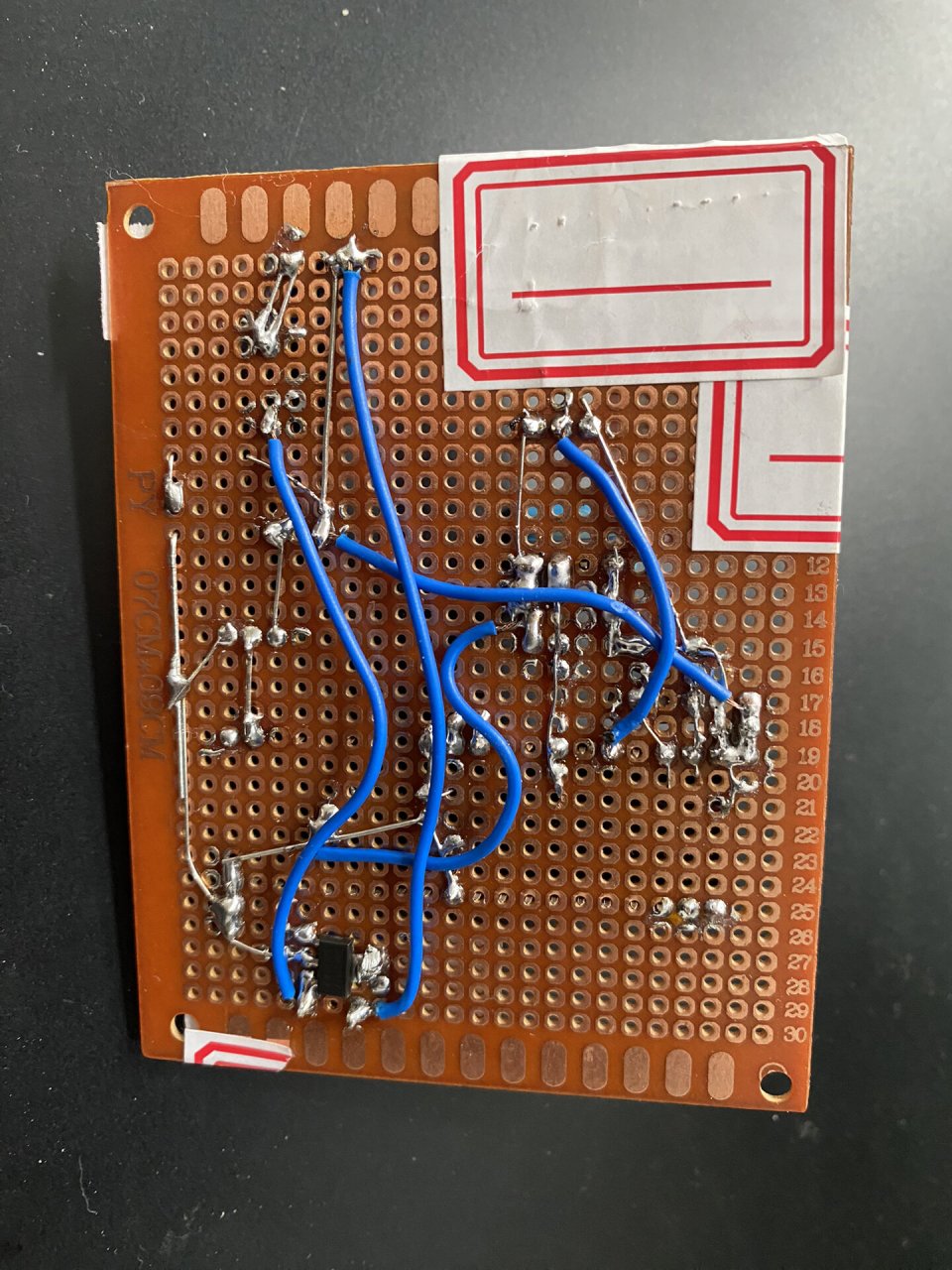 手工焊接电路板 手工焊接电路板,虽然有点丑,但功能还不错,主要能检测