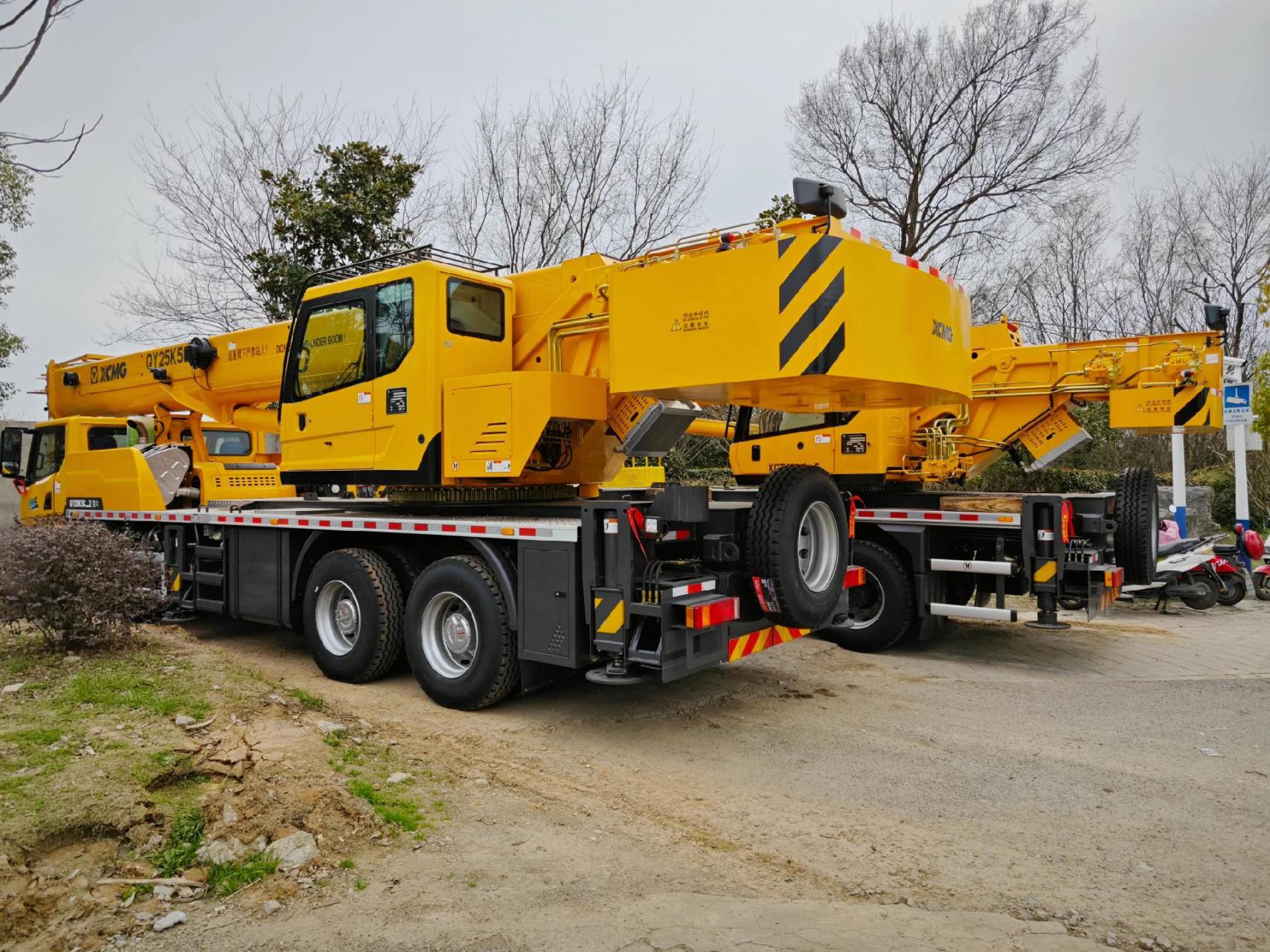 双宇吊装喜提两台徐工吊车.