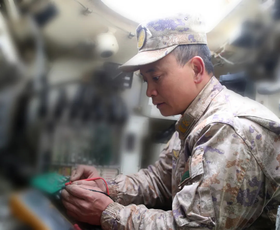 中华兵王# 西部战区一级军士长张龙,凭着一手"看表面知内情,听声音辨