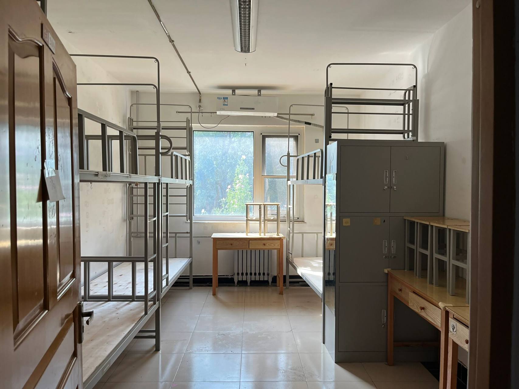 中国政法大学的宿舍 蛮多的人dd我说想看08 这是现在空的宿舍,可能