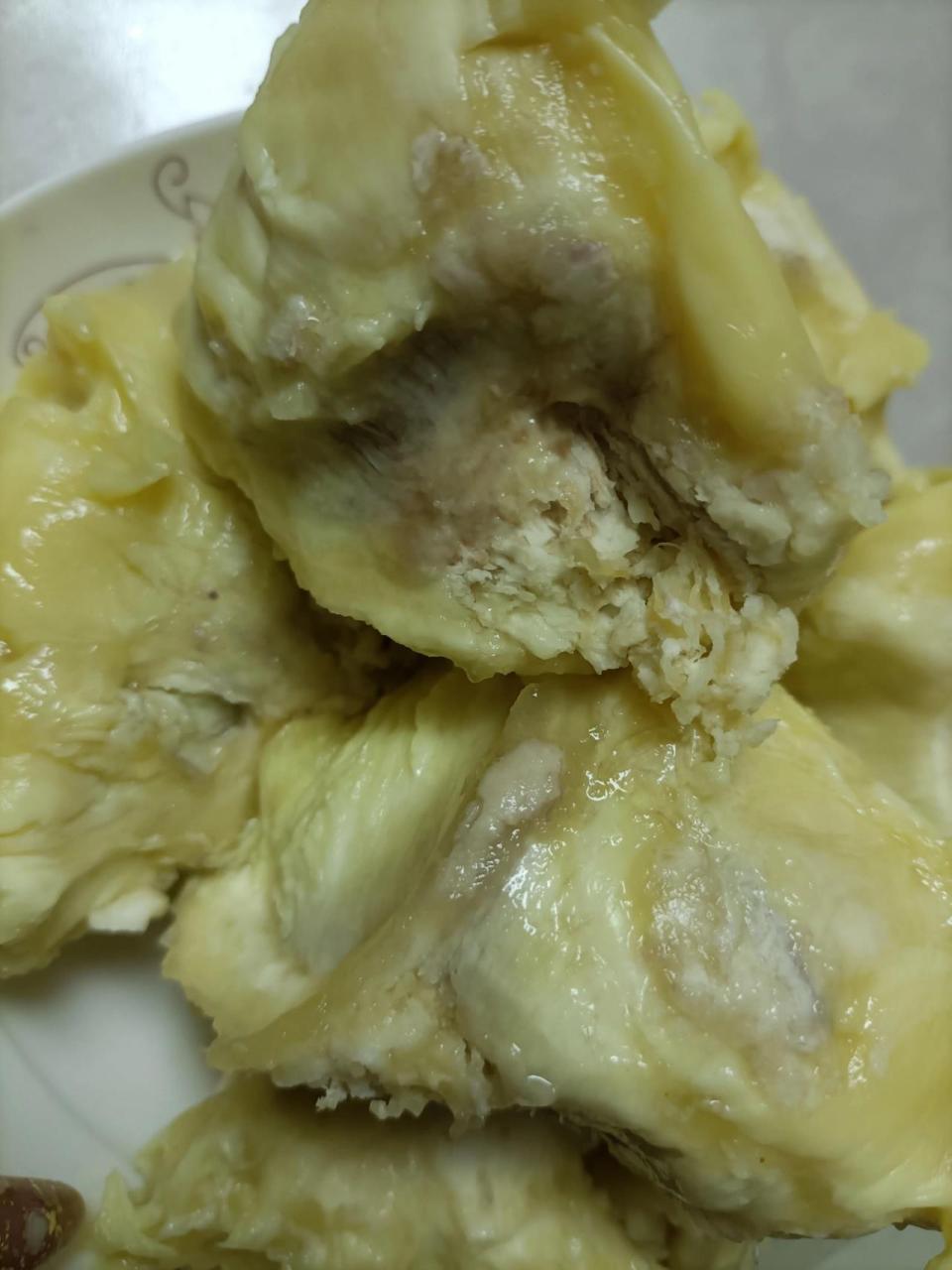 之前买了个榴莲半熟有点死包, 这次买的想买全熟,结果开回来这样