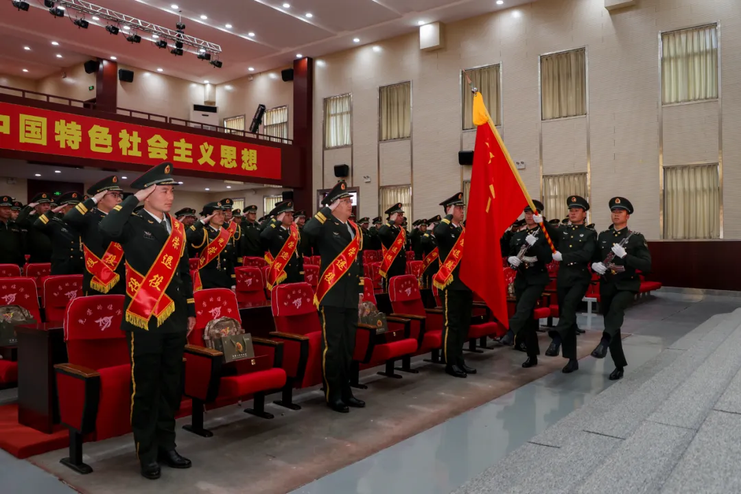 他们军容严整,整齐列队,向军旗告别