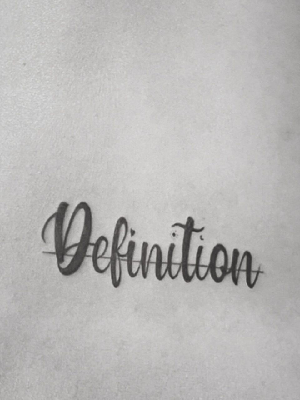 后腰纹身 英文翻译是:definitions加一条红线(不要被任何定义),图三是