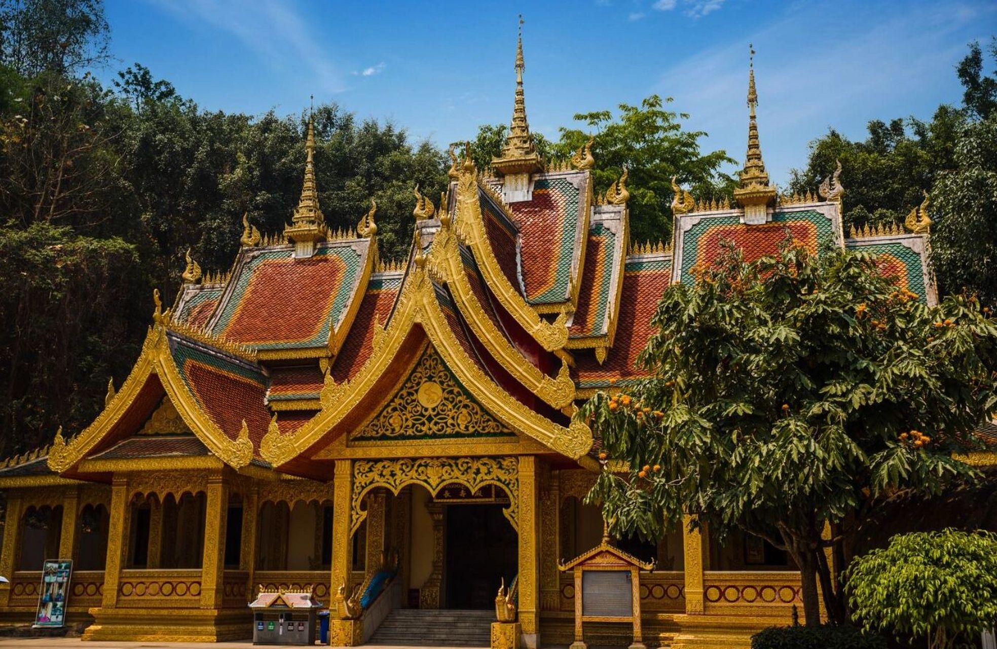 金灿灿的大佛寺 勐泐大佛寺,位于云南省西双版纳傣族自治州州府景洪市