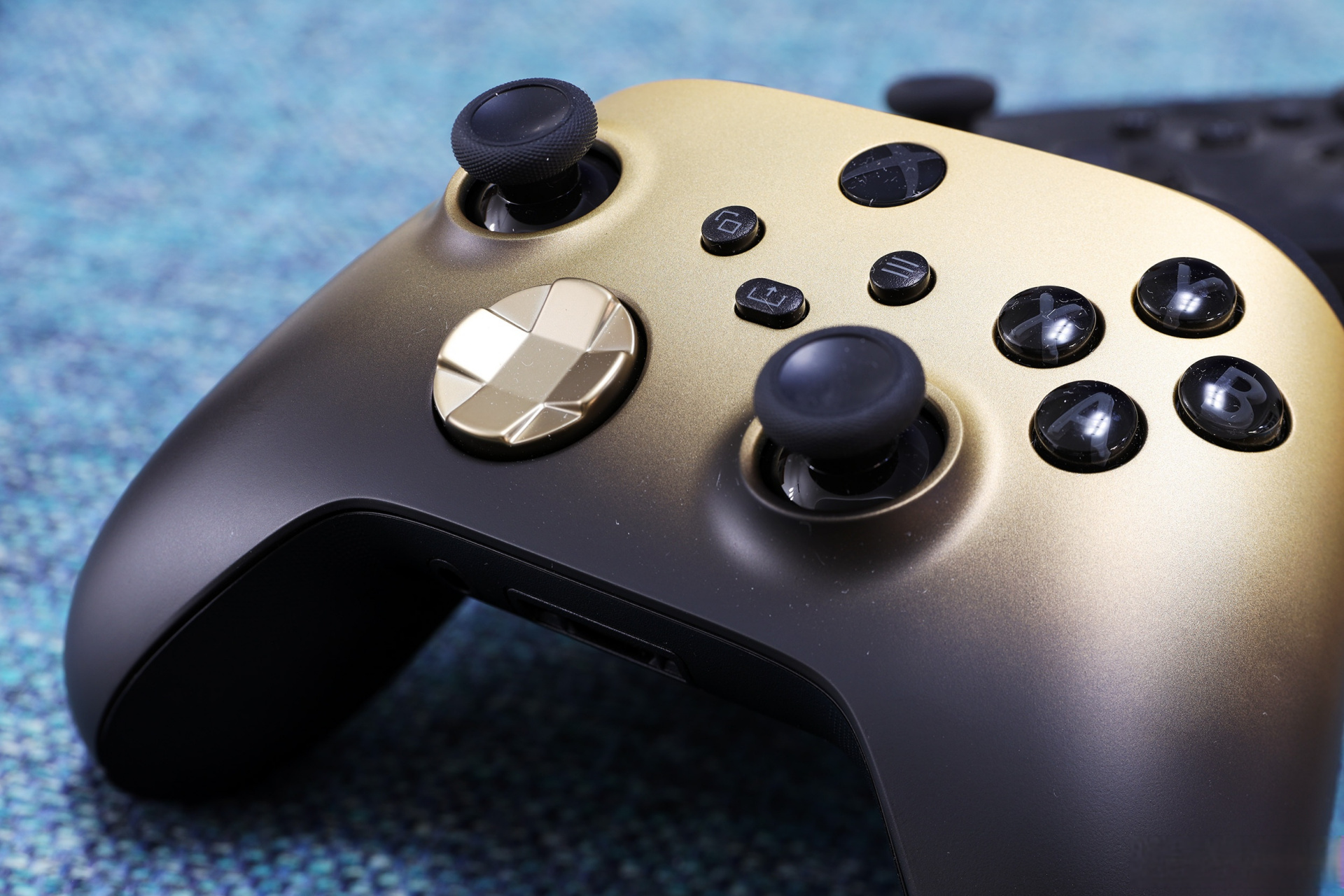 微软最近又双叒叕推出了新的特别版xbox无线手柄:暗影鎏金,撞脸暹罗猫