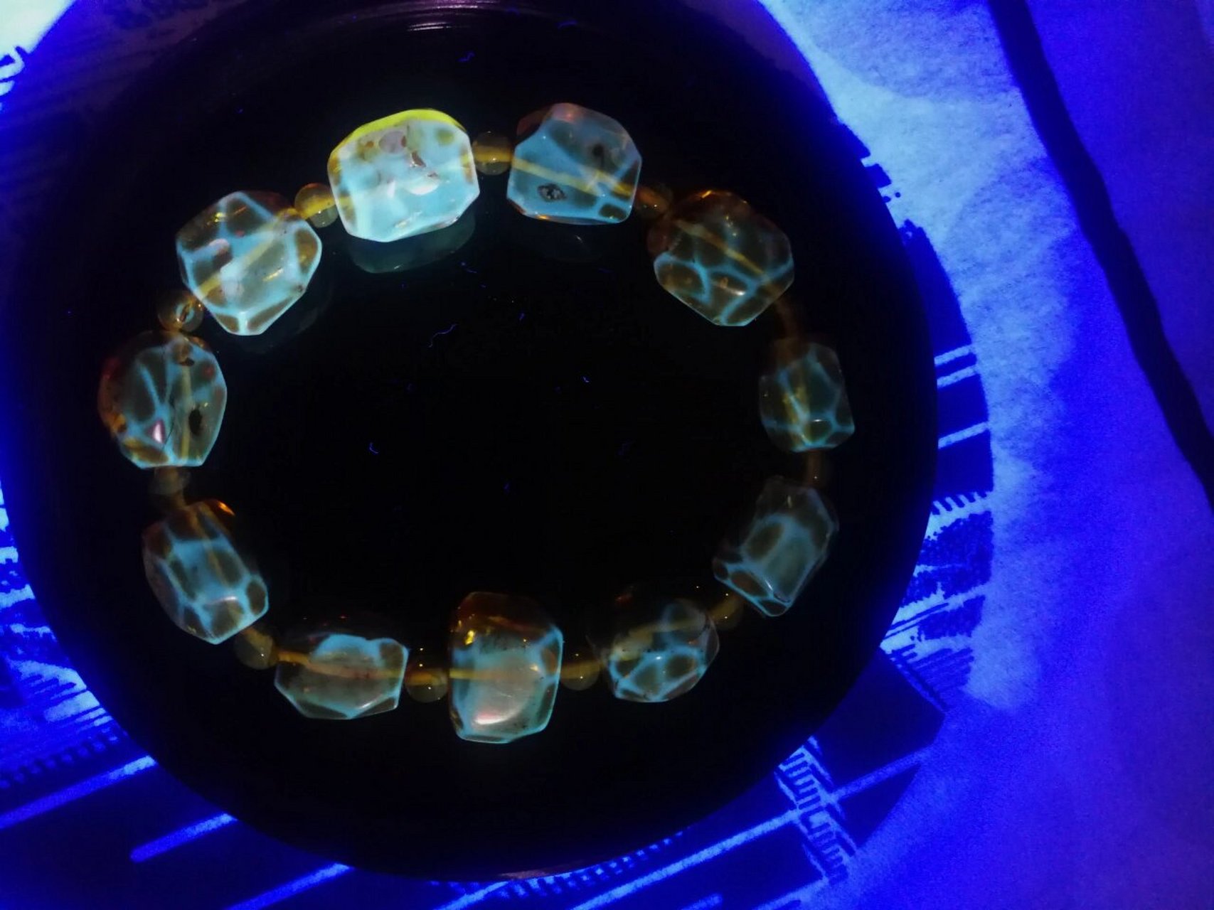 这串是天然花珀😍打紫光灯的色彩!