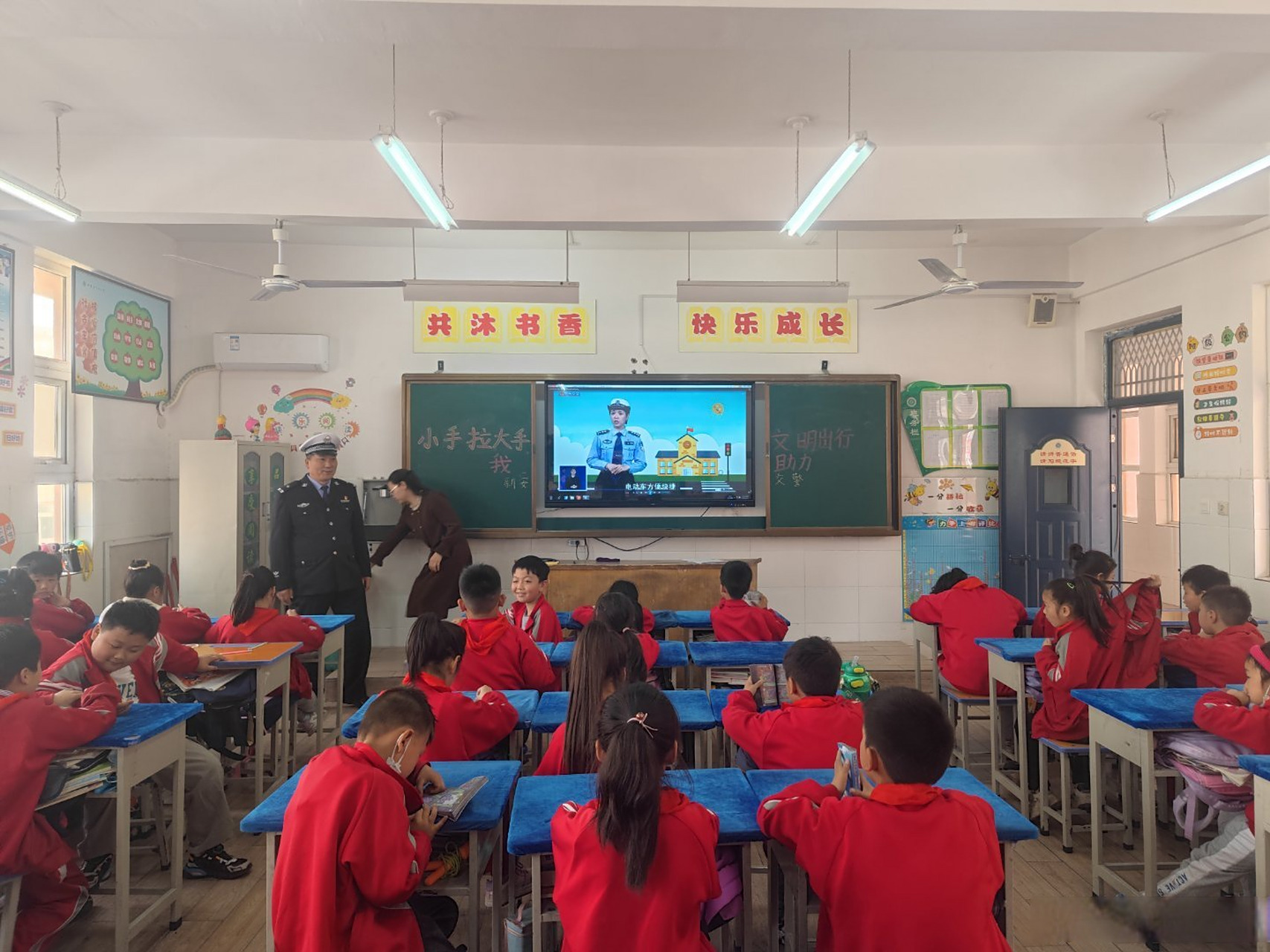 4月13日新安公安局交警大队在学林小学开展校园交通安全和消防安全