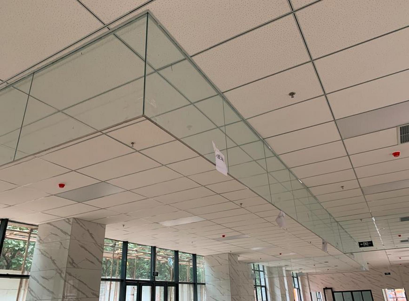 防火玻璃挡烟垂壁,高效防火,保障财产安全   防火玻璃挡烟垂壁作为一