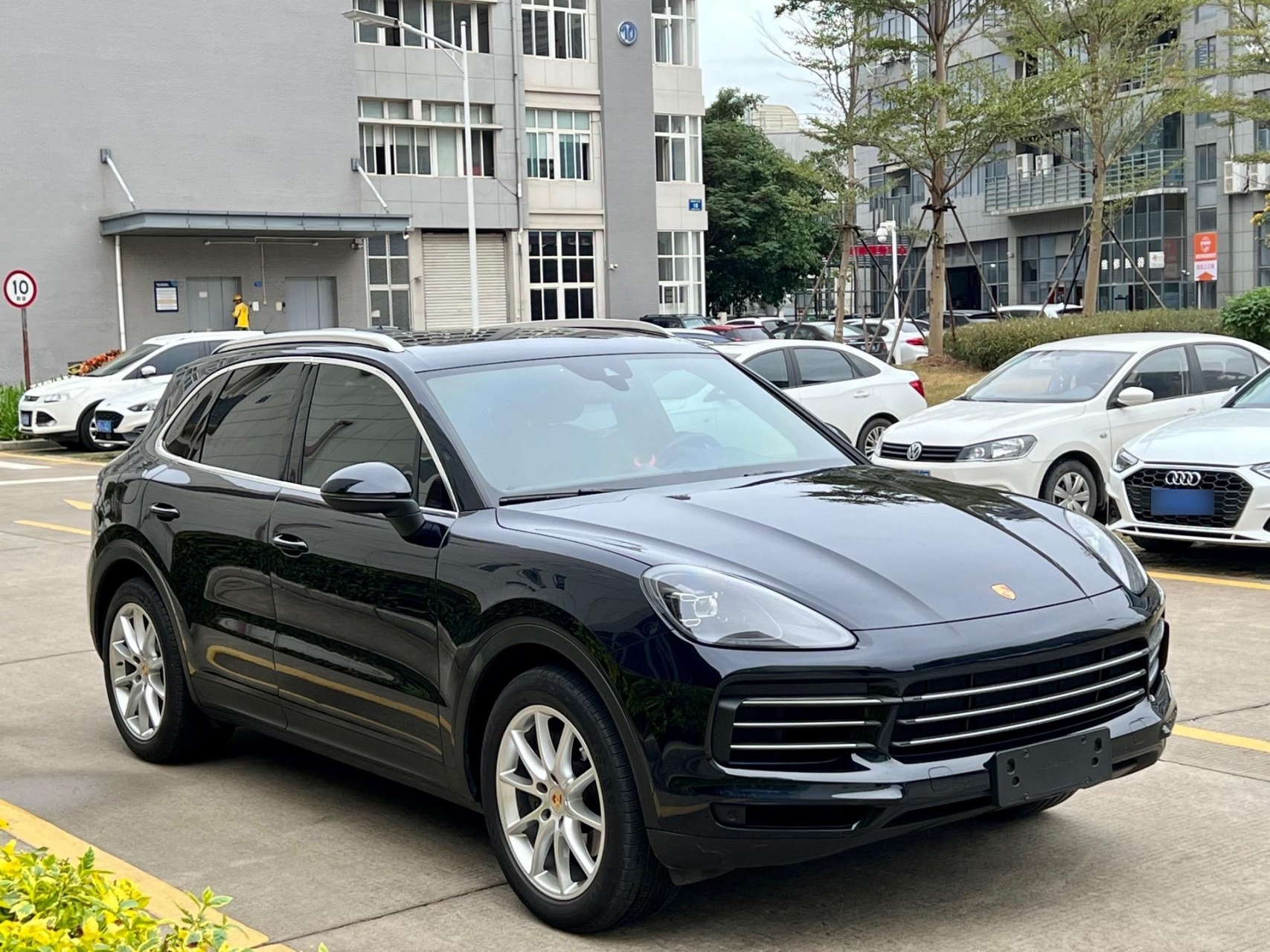 21款保时捷卡宴92   21年上牌保时捷卡宴,1万多公里,月光蓝红内