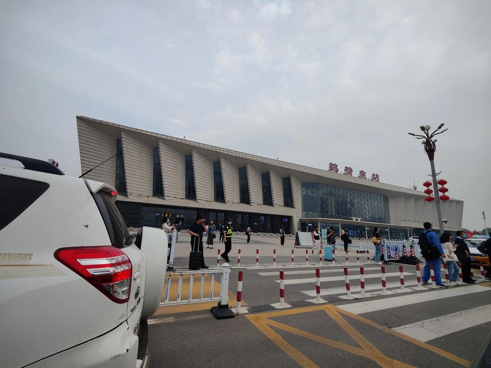 河南鹤壁, 四线小城. 偌大的高铁站.